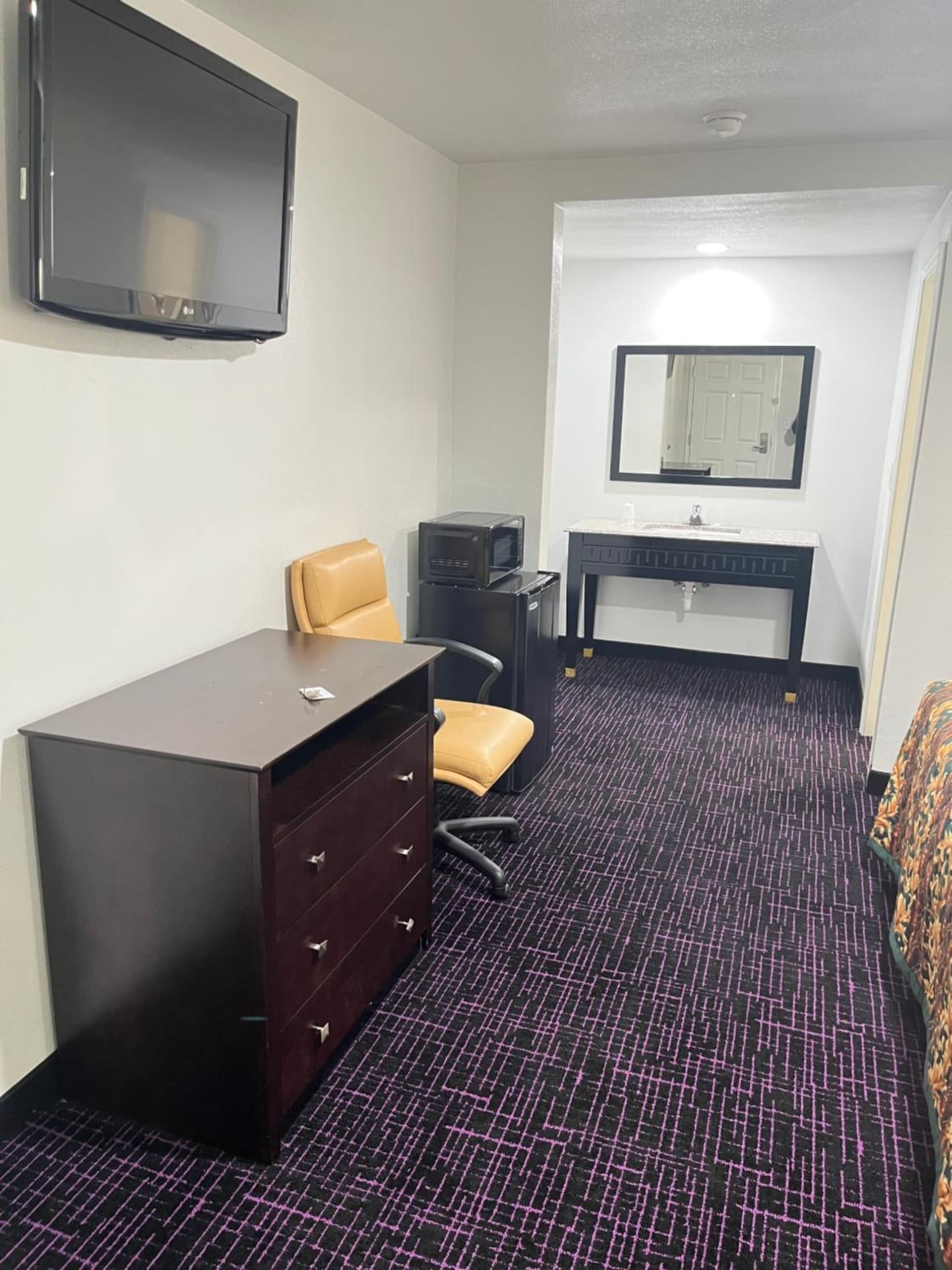 Broadway Inn Motel interior in San Antonio, TX — gallery photo 2