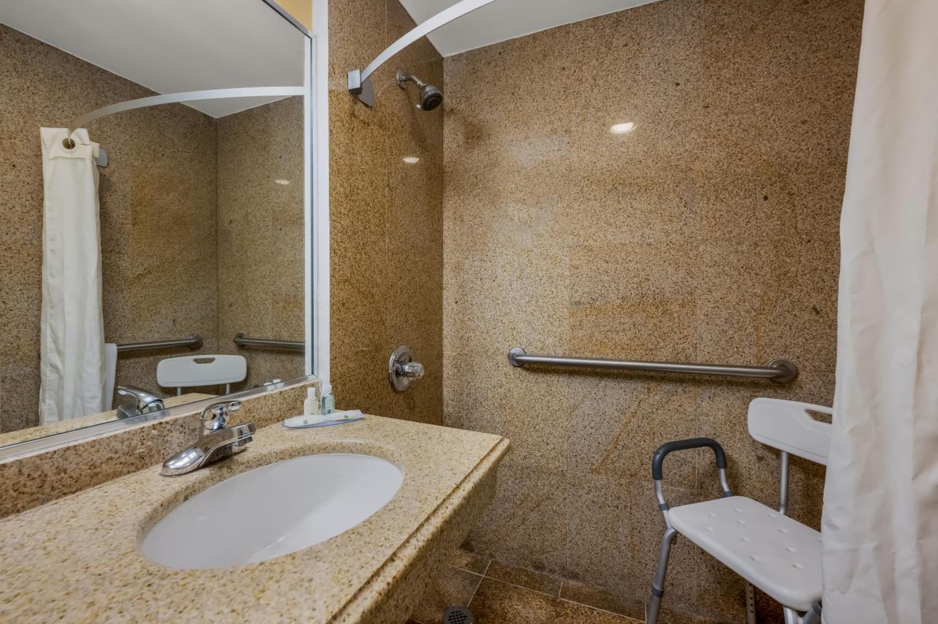 Quality Inn JFK Airport Rockaway Blvd gallery photo in Queens, NY — image 10