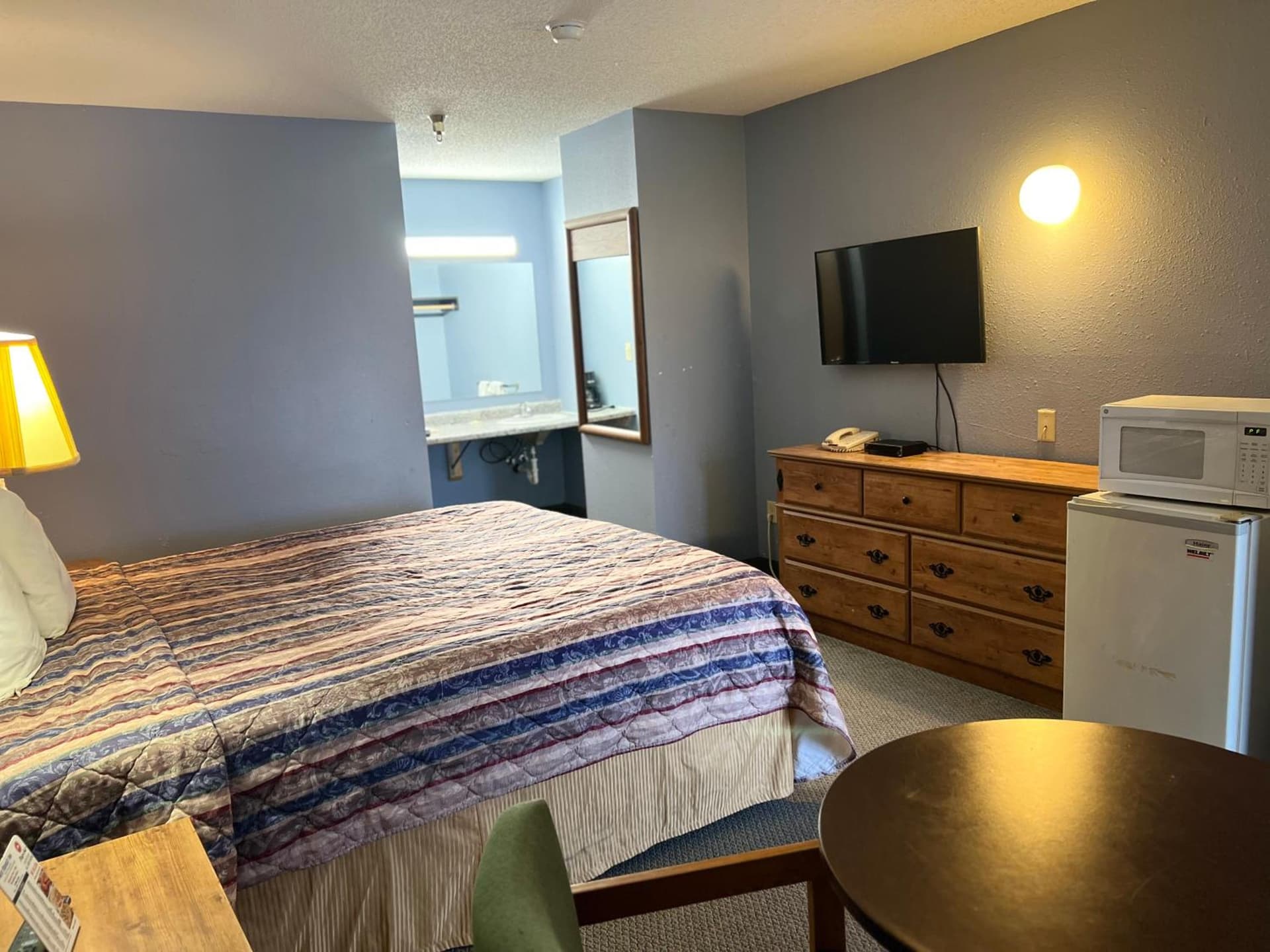 Best Budget Inn Owatonna interior in Owatonna, MN — gallery photo 2