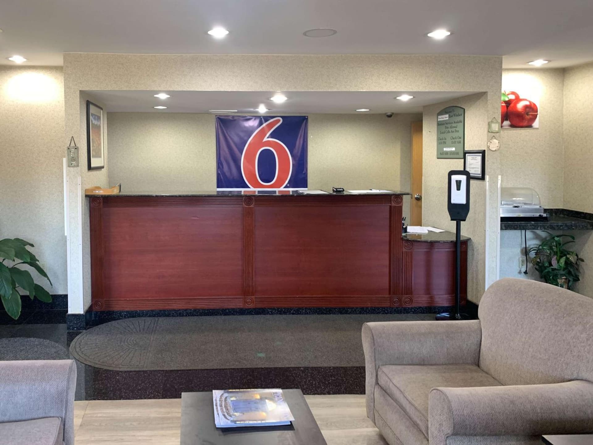 Motel 6 East Windsor, NJ Hightstown interior in East Windsor, NJ — gallery photo 2