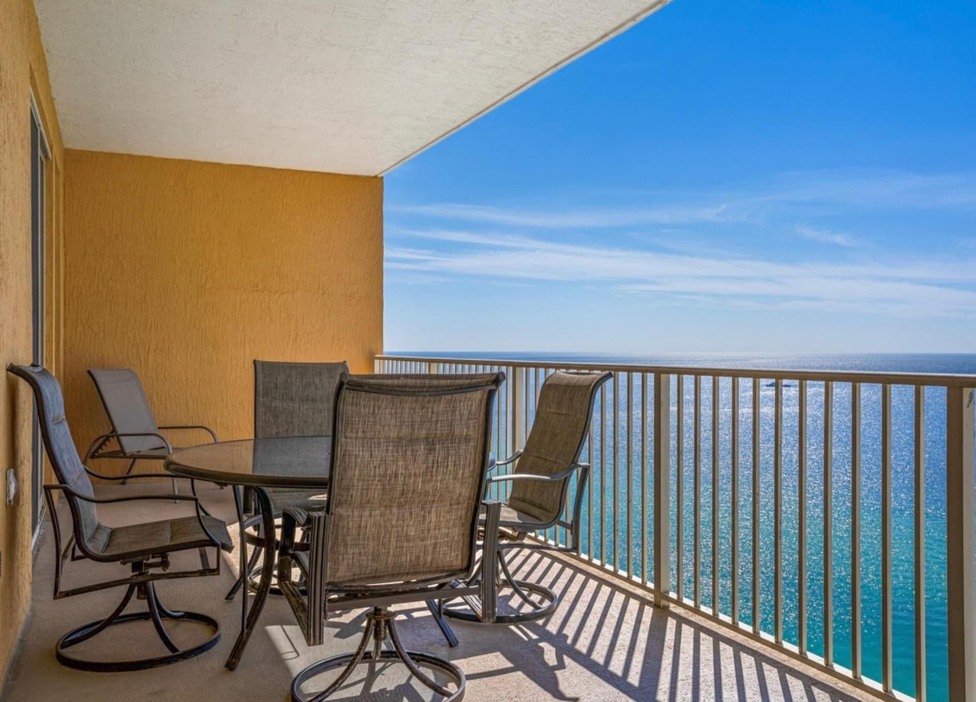 Treasure Island 2005 Beach Front interior in Panama City Beach, FL — gallery photo 2