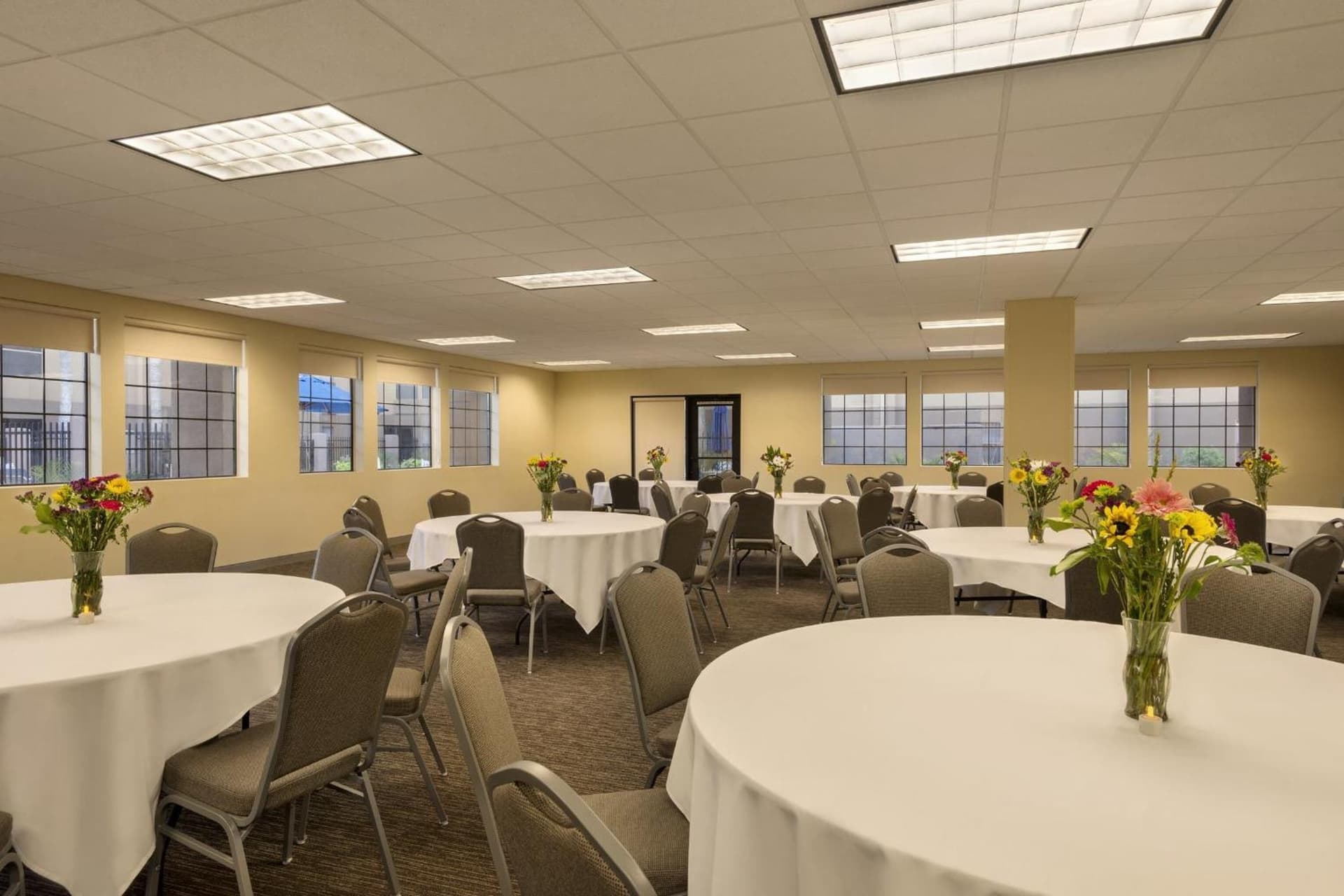 GreenTree Inn & Suites Phoenix Sky Harbor gallery photo in Phoenix, AZ — image 10