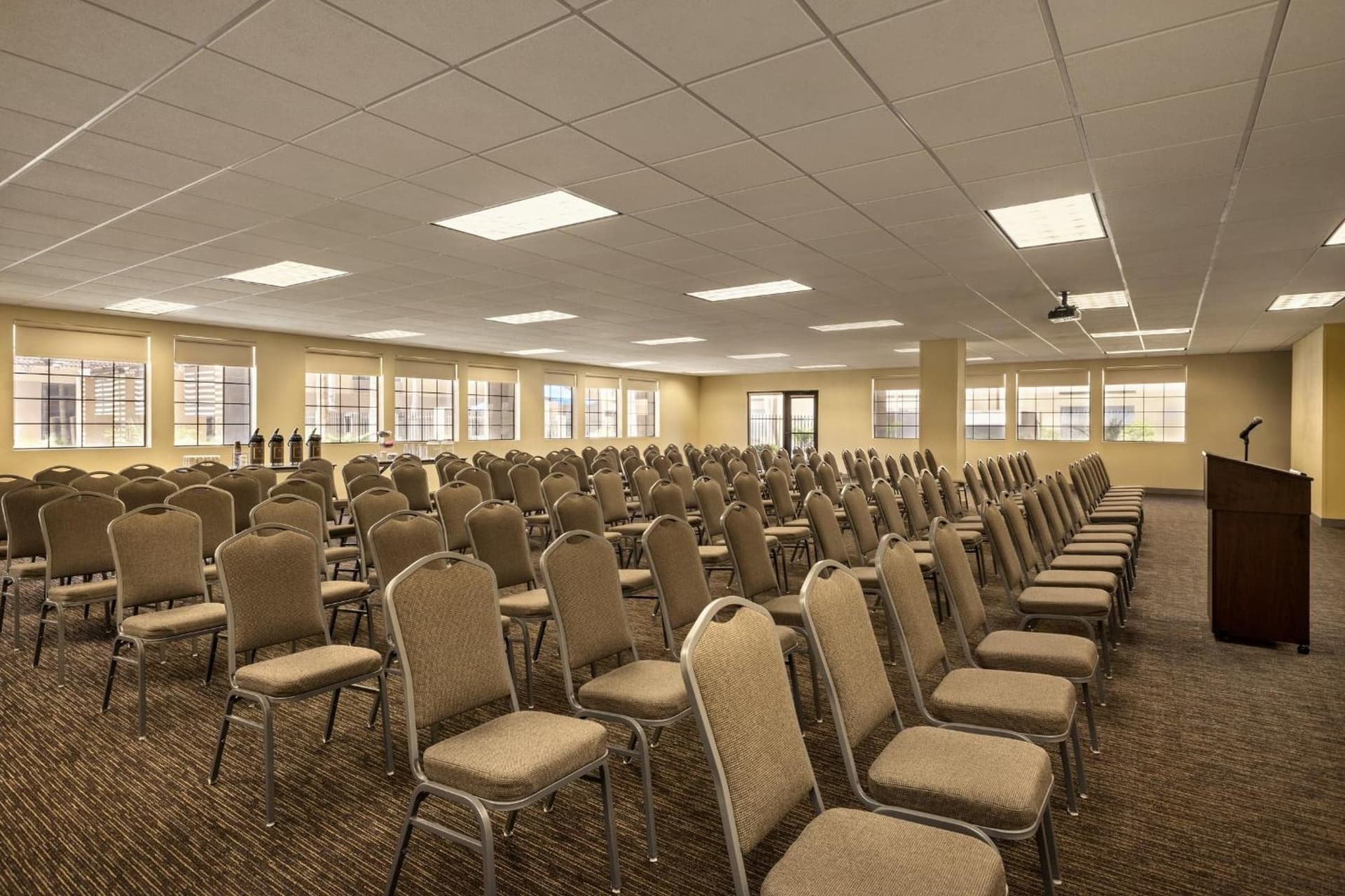 GreenTree Inn & Suites Phoenix Sky Harbor gallery photo in Phoenix, AZ — image 13