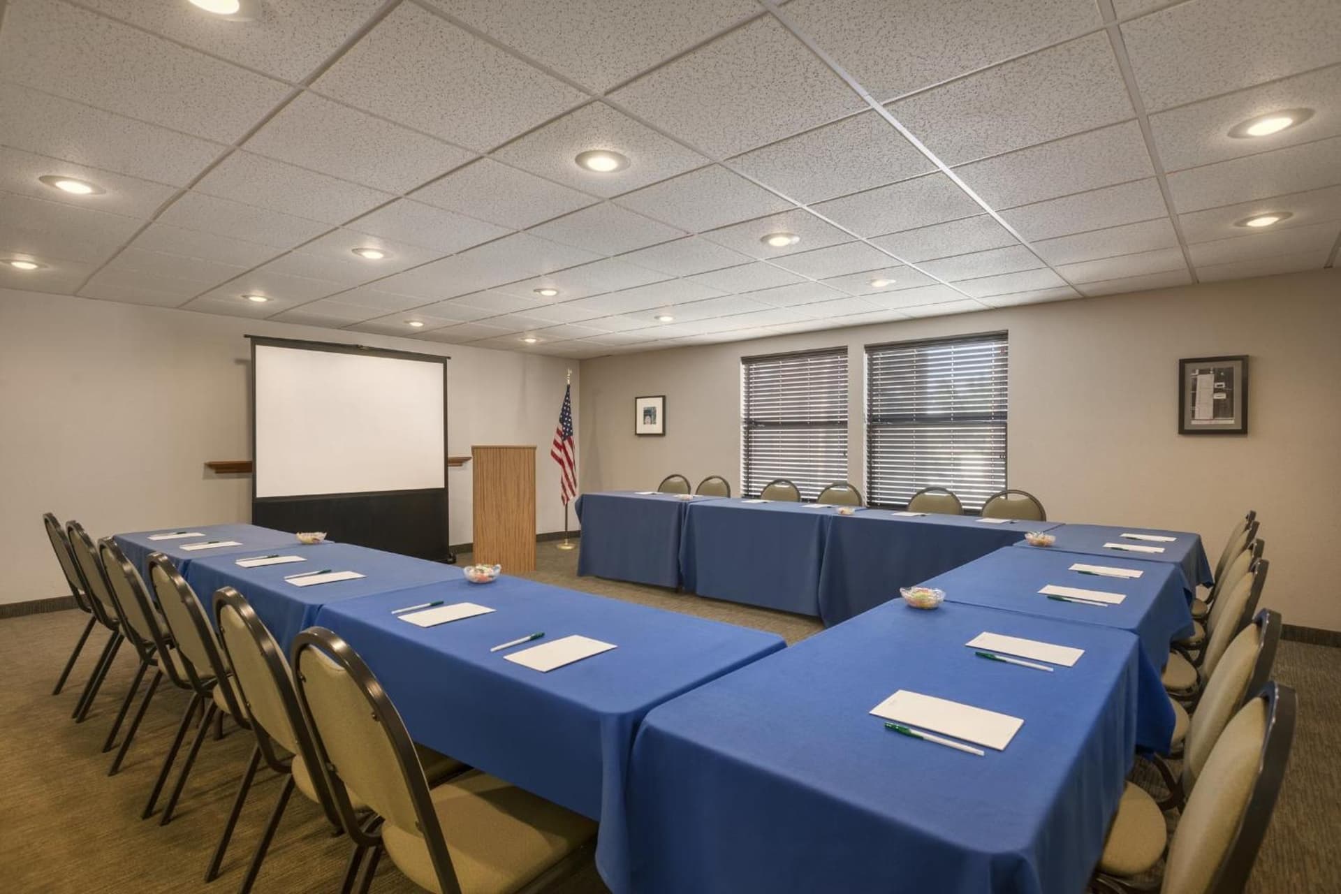 GreenTree Inn & Suites Phoenix Sky Harbor gallery photo in Phoenix, AZ — image 12