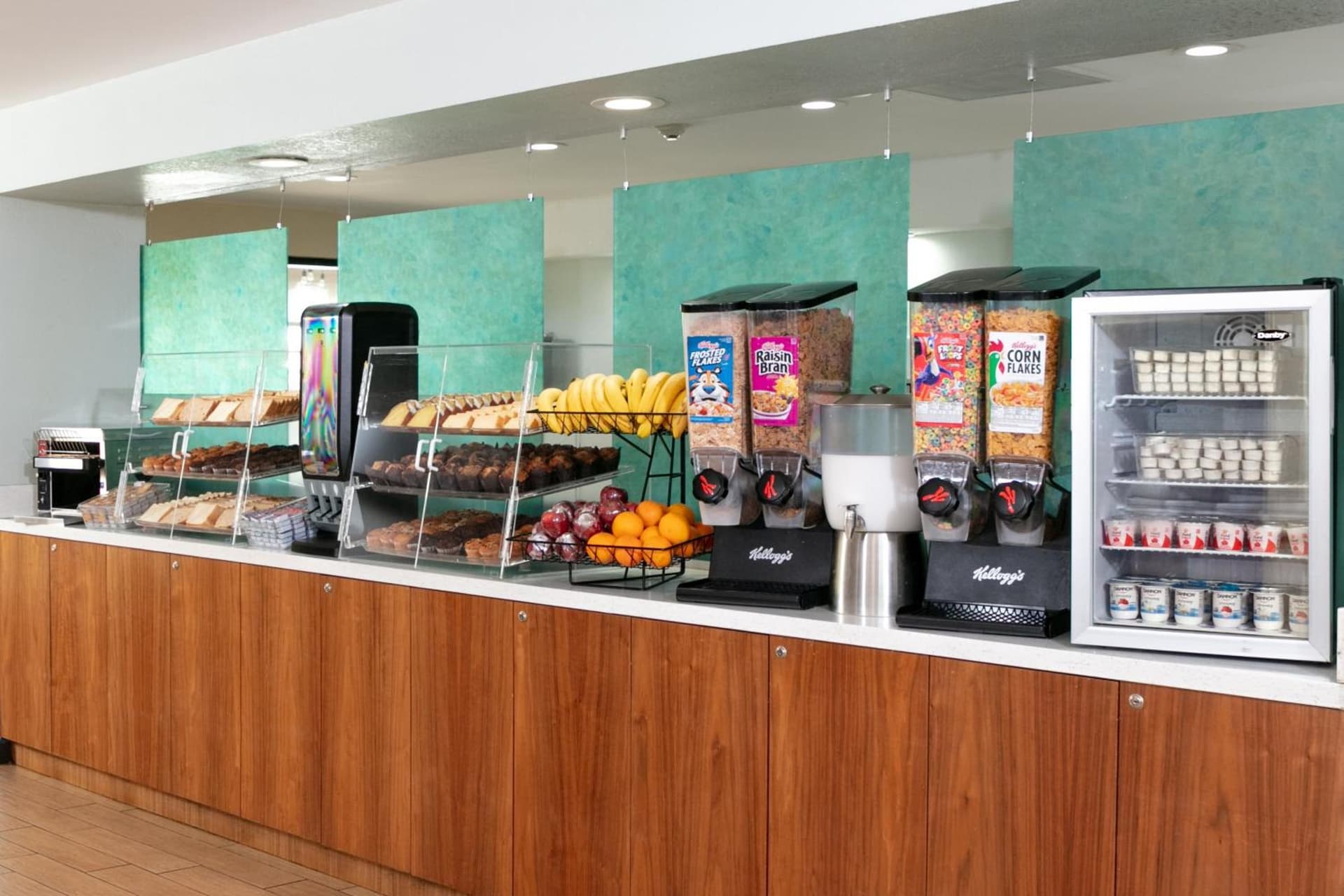 Red Roof Inn PLUS Miami Airport interior in Miami, FL — gallery photo 2