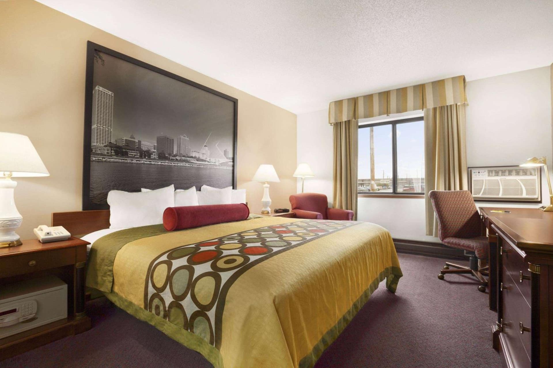 Super 8 by Wyndham Milwaukee Airport gallery photo in Milwaukee, WI — image 42