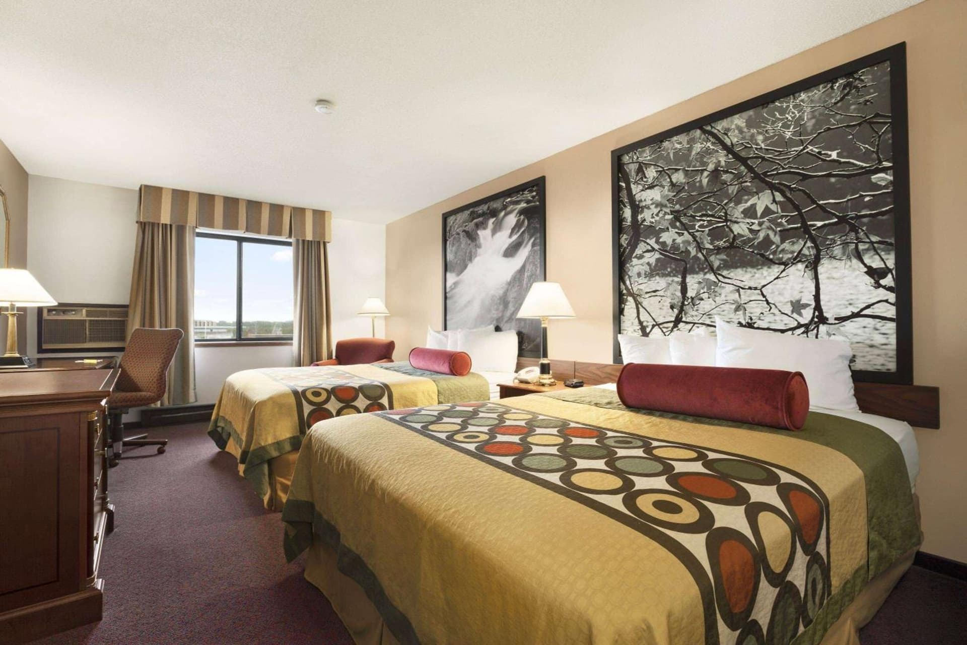 Super 8 by Wyndham Milwaukee Airport gallery photo in Milwaukee, WI — image 26