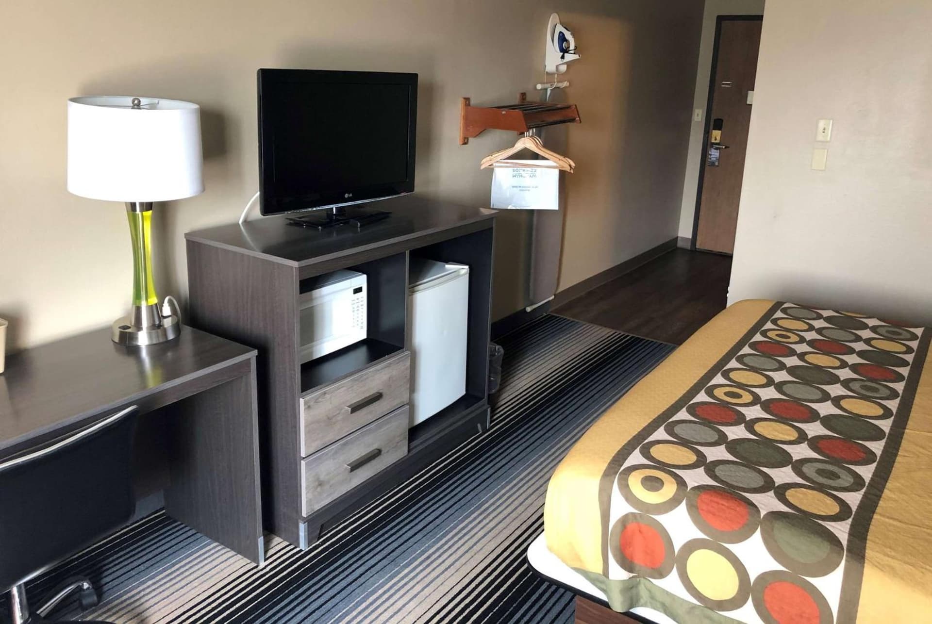 Super 8 by Wyndham Milwaukee Airport interior in Milwaukee, WI — gallery photo 2