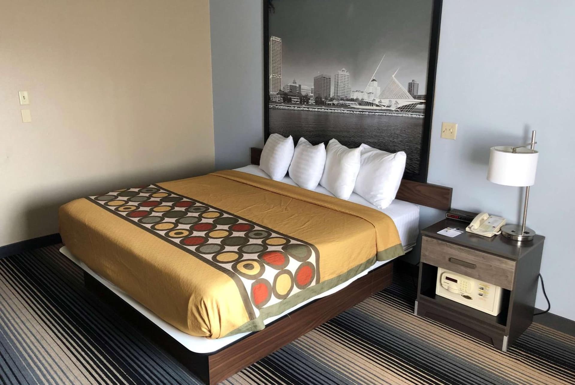 Super 8 by Wyndham Milwaukee Airport gallery photo in Milwaukee, WI — image 20