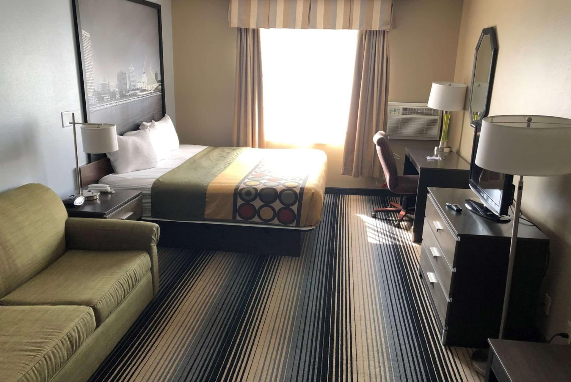 Super 8 by Wyndham Milwaukee Airport gallery photo in Milwaukee, WI — image 63