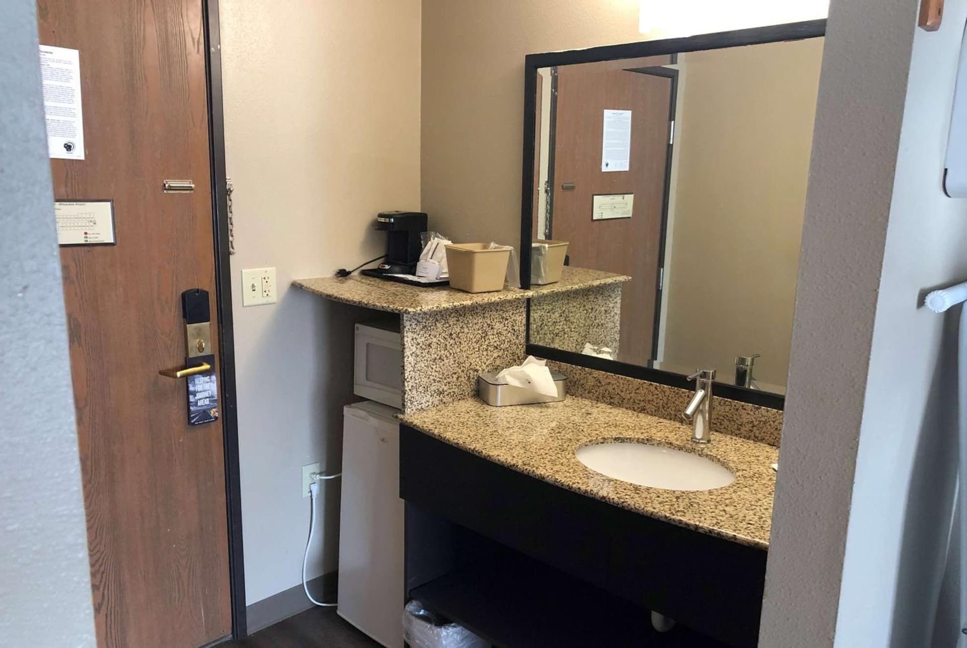 Super 8 by Wyndham Milwaukee Airport gallery photo in Milwaukee, WI — image 30