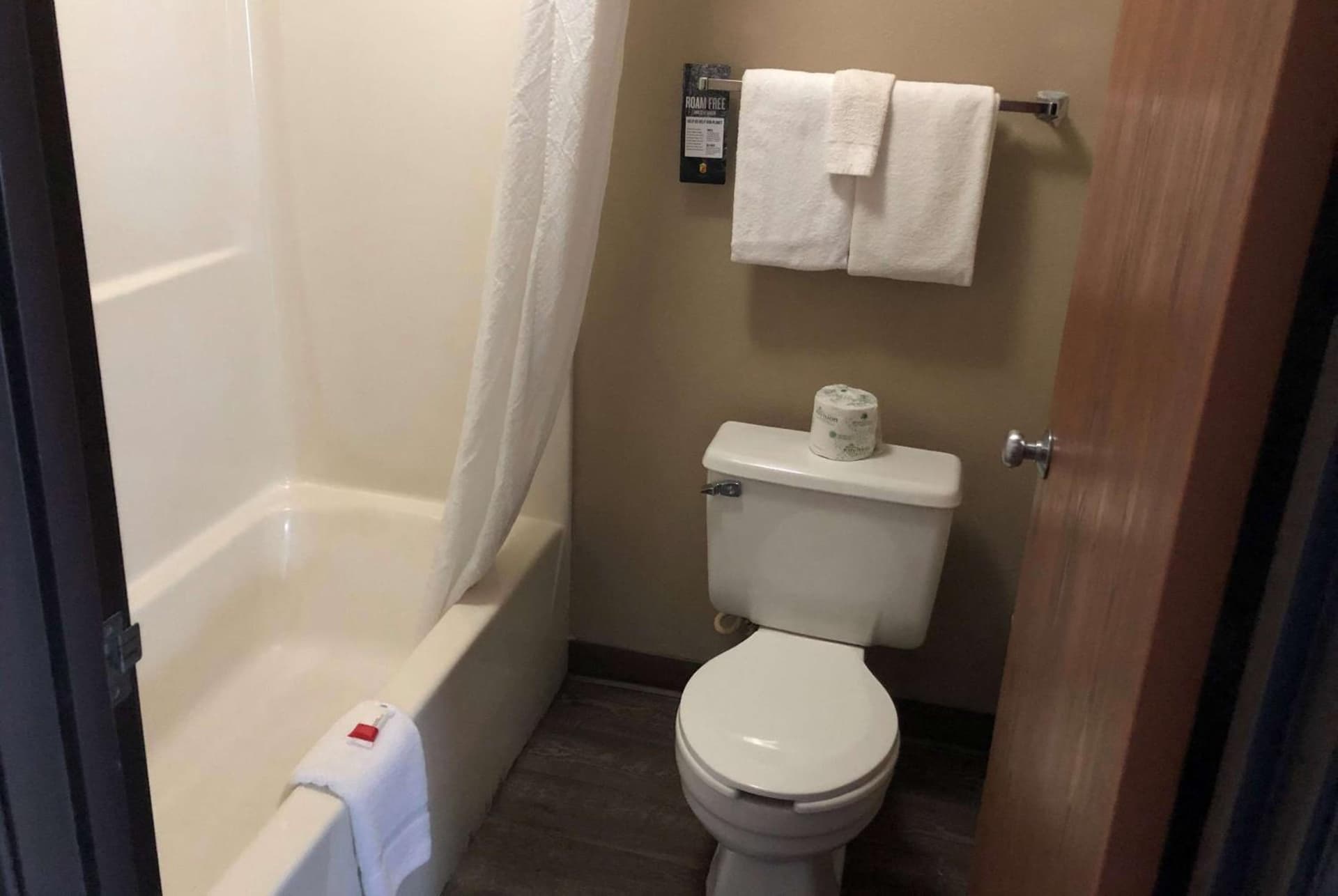 Super 8 by Wyndham Milwaukee Airport gallery photo in Milwaukee, WI — image 10