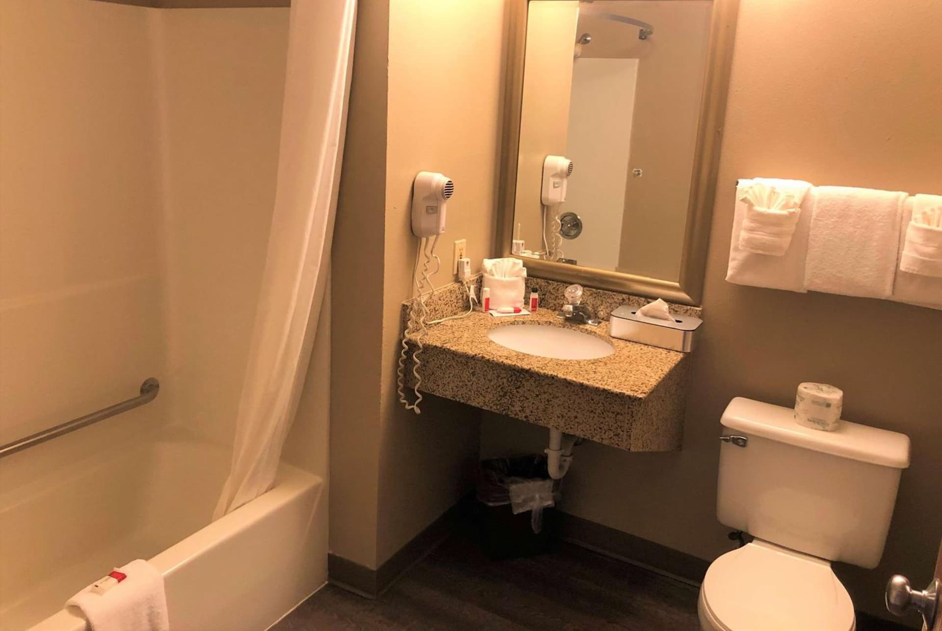 Super 8 by Wyndham Milwaukee Airport gallery photo in Milwaukee, WI — image 59