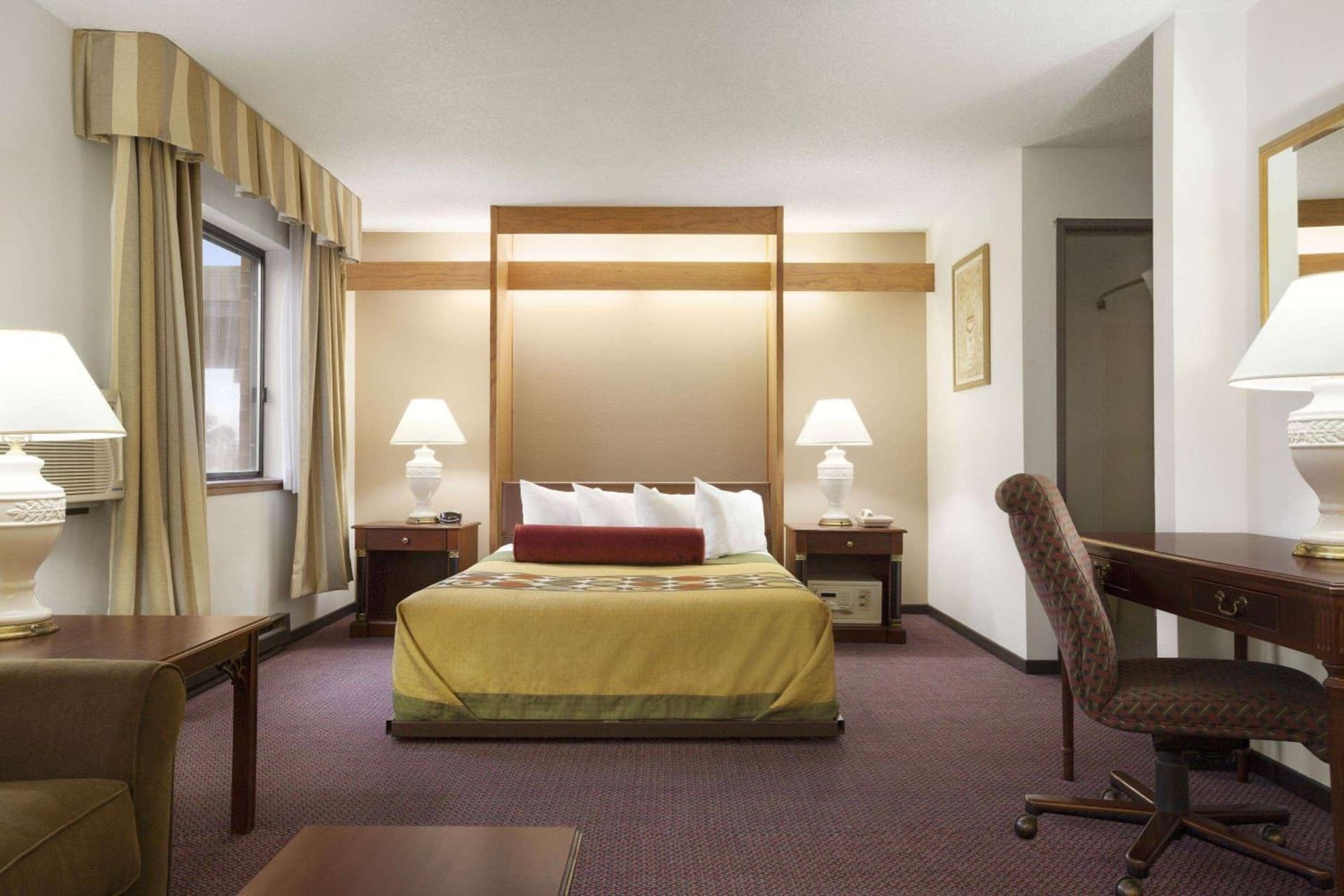 Super 8 by Wyndham Milwaukee Airport gallery photo in Milwaukee, WI — image 21