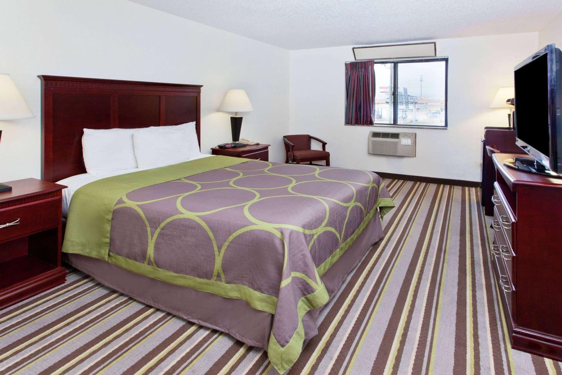 Super 8 by Wyndham Tuscaloosa gallery photo in Tuscaloosa, AL — image 12
