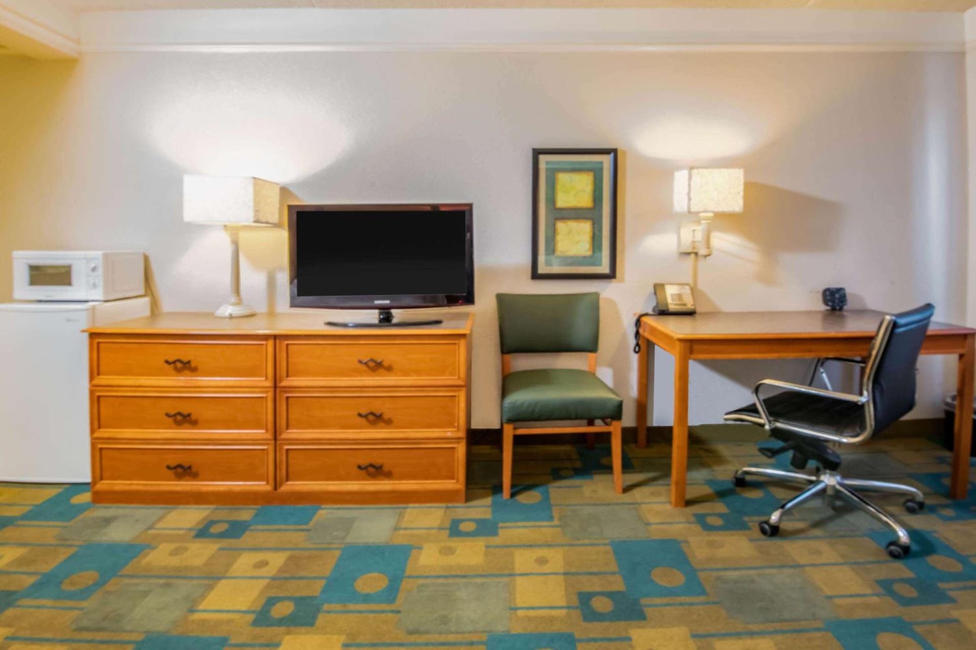 La Quinta Inn & Suites by Wyndham Colorado Springs South AP interior in Colorado Springs, CO — gallery photo 2