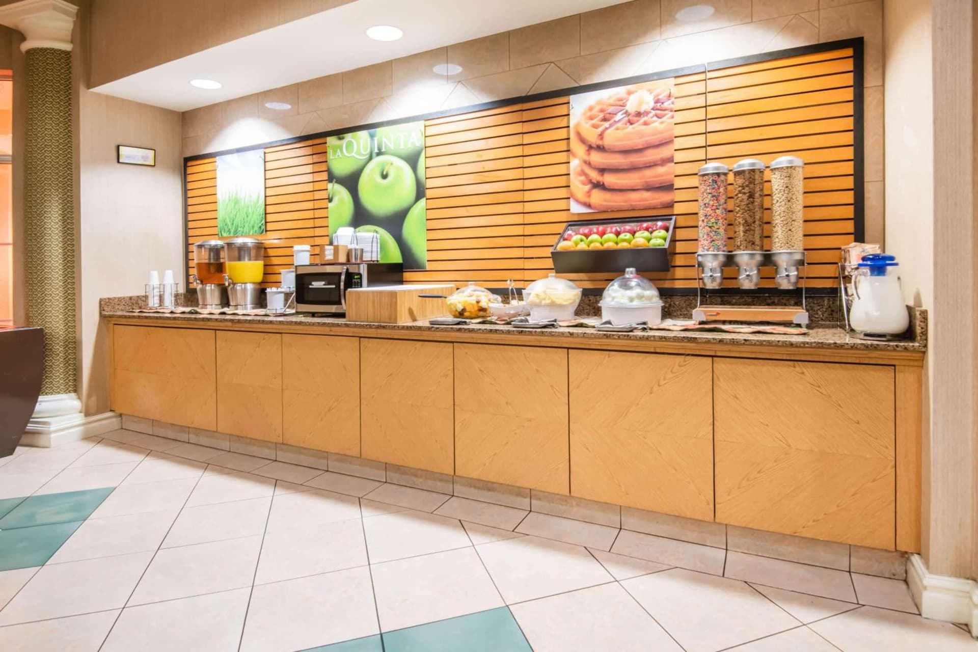 La Quinta Inn & Suites by Wyndham Colorado Springs South AP gallery photo in Colorado Springs, CO — image 66