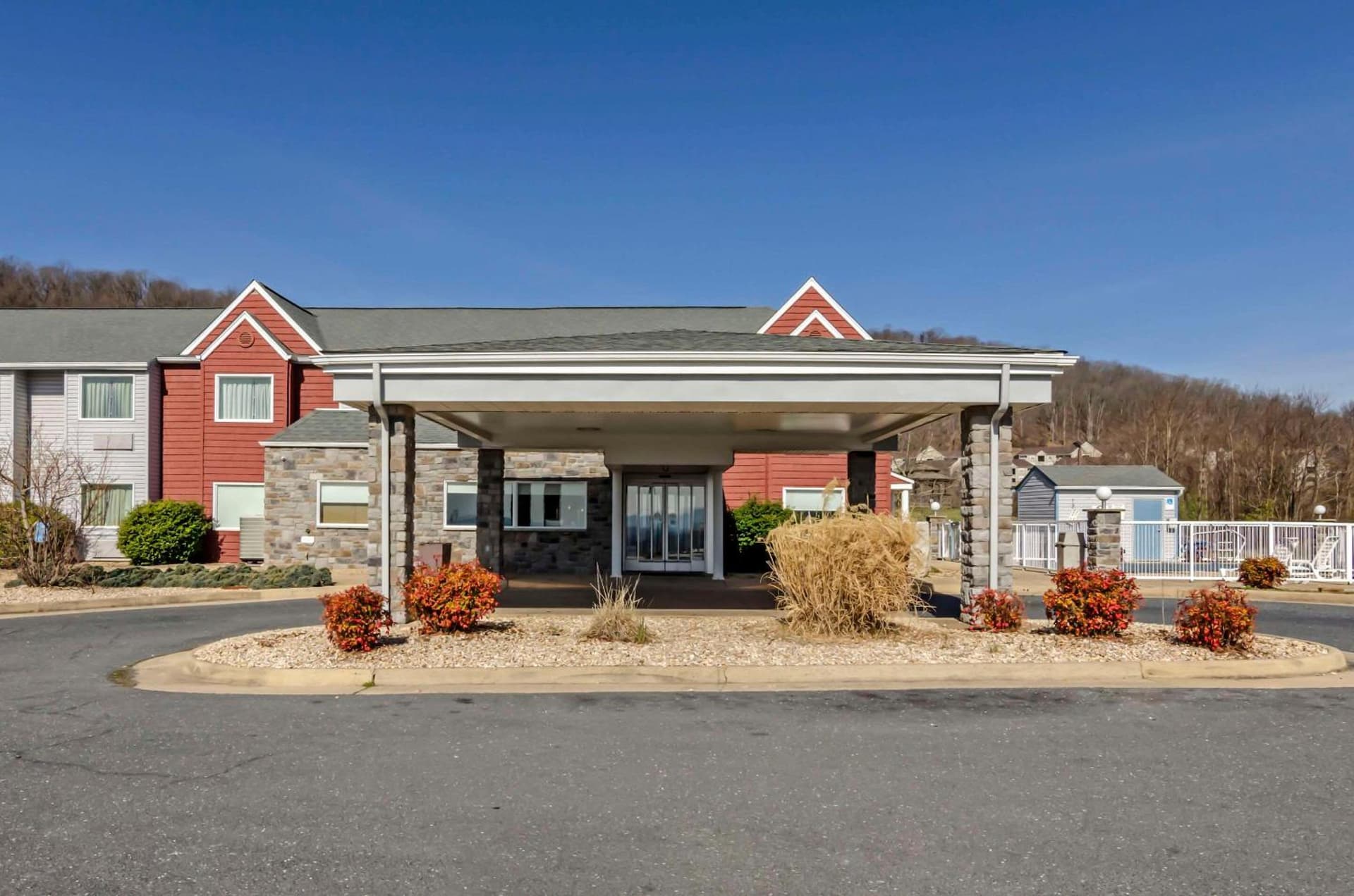 Clarion Pointe Staunton East featured exterior or lobby in Staunton, VA — similar hotel
