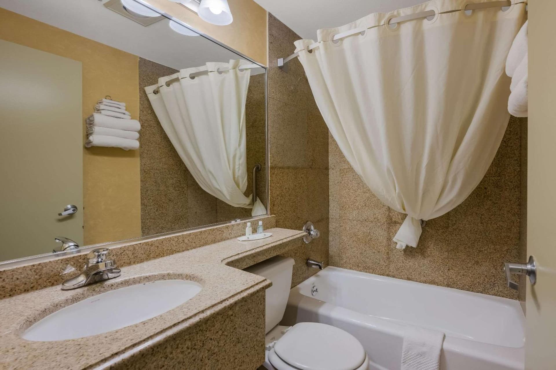 Quality Inn JFK Airport Rockaway Blvd gallery photo in Queens, NY — image 11