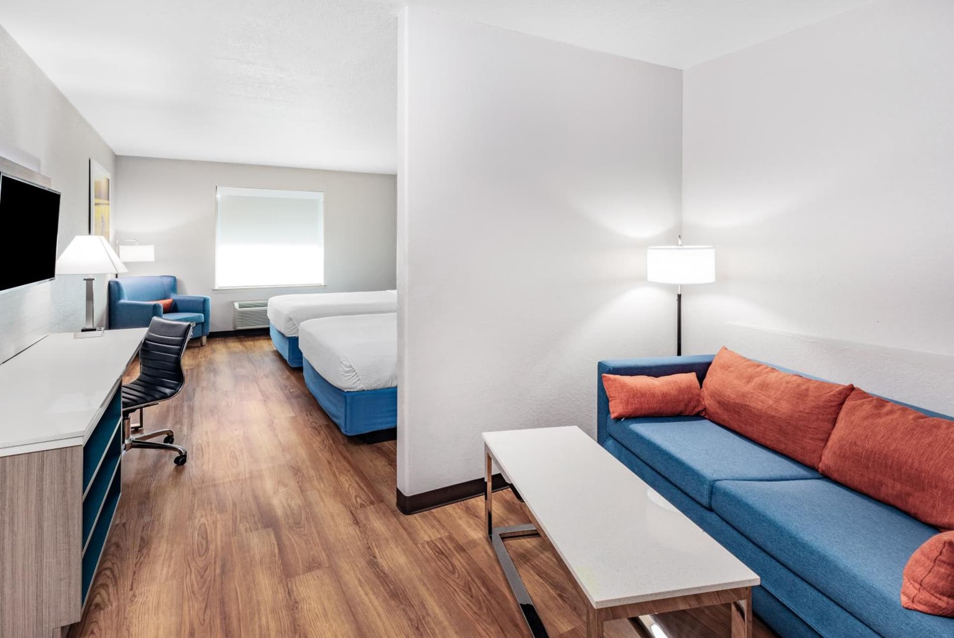 Days Inn & Suites by Wyndham San Antonio near Frost Bank Center gallery photo in San Antonio, TX — image 9
