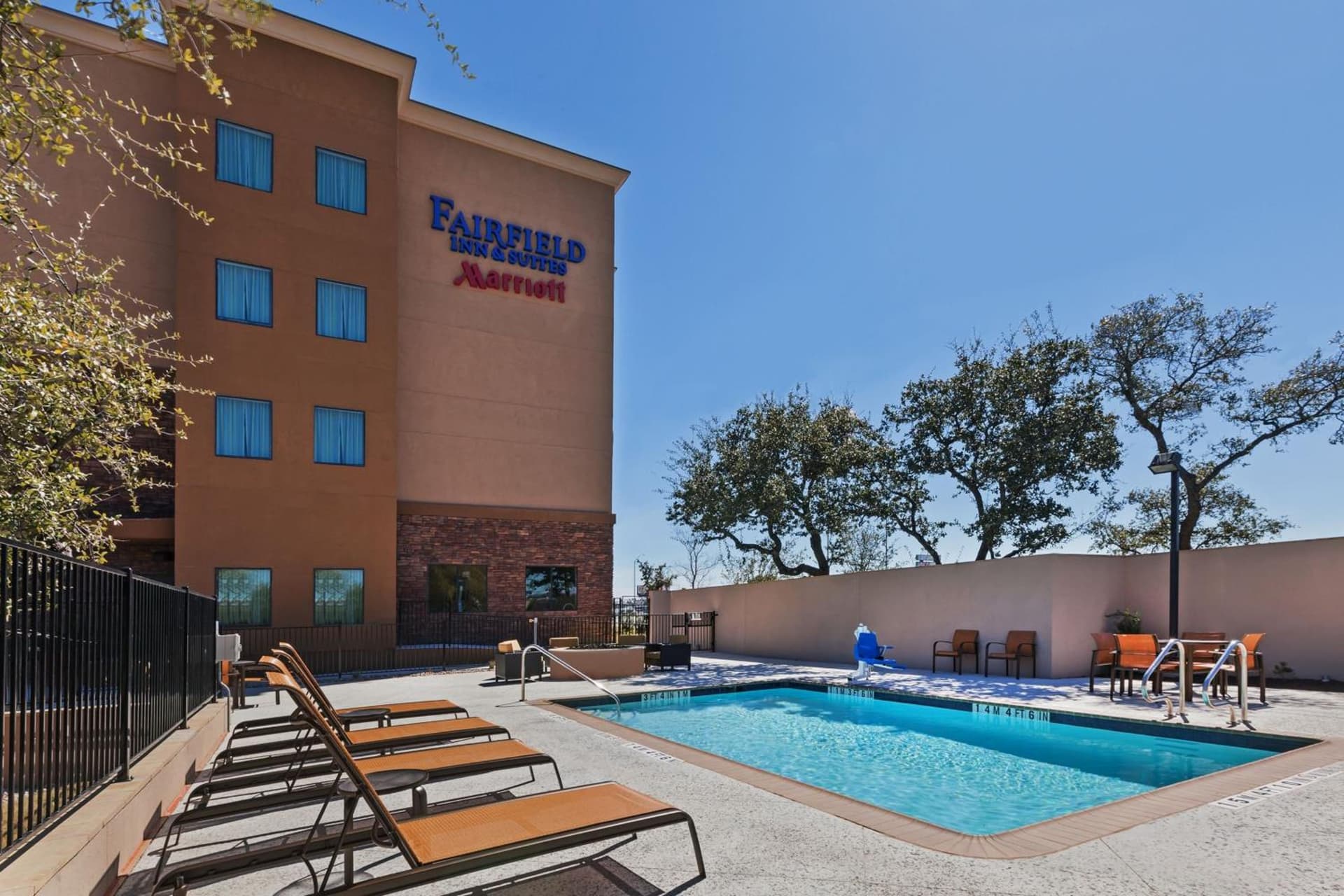 Fairfield Inn and Suites by Marriott Austin Northwest/Research Blvd interior in Austin, TX — gallery photo 2