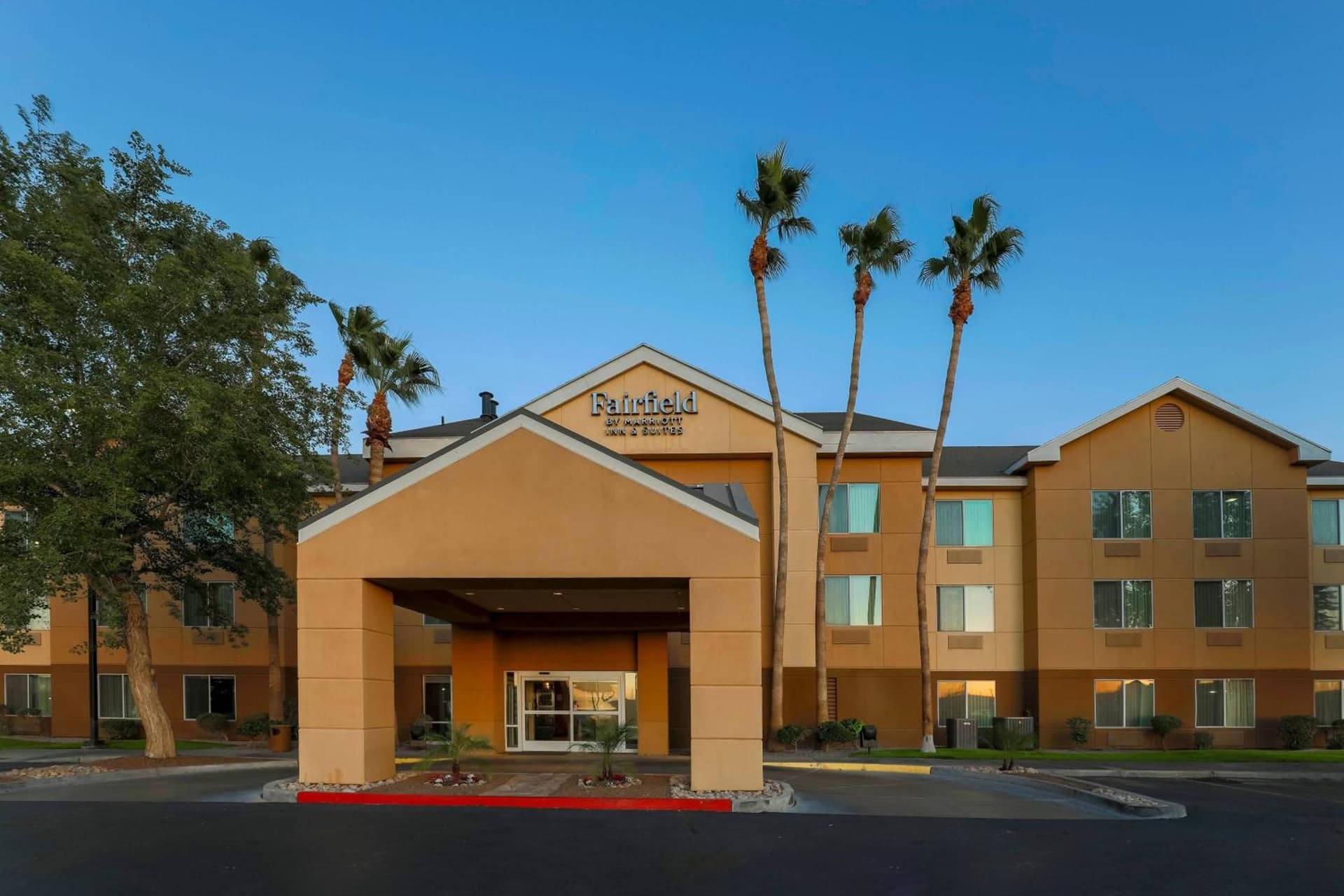 Fairfield Inn & Suites by Marriott Yuma interior in Yuma, AZ — gallery photo 2