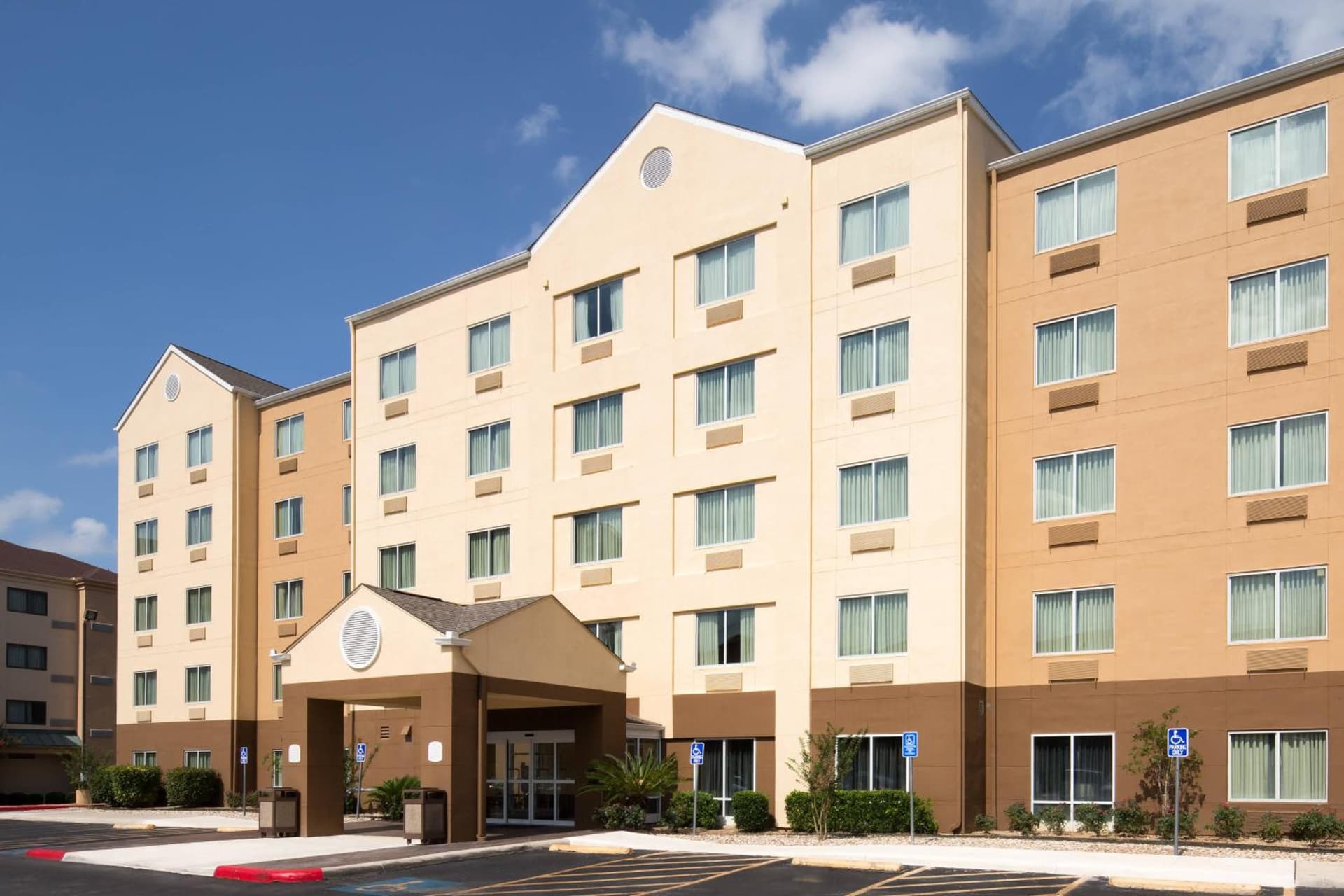 Fairfield Inn & Suites by Marriott San Antonio Airport/North Star Mall interior in San Antonio, TX — gallery photo 2