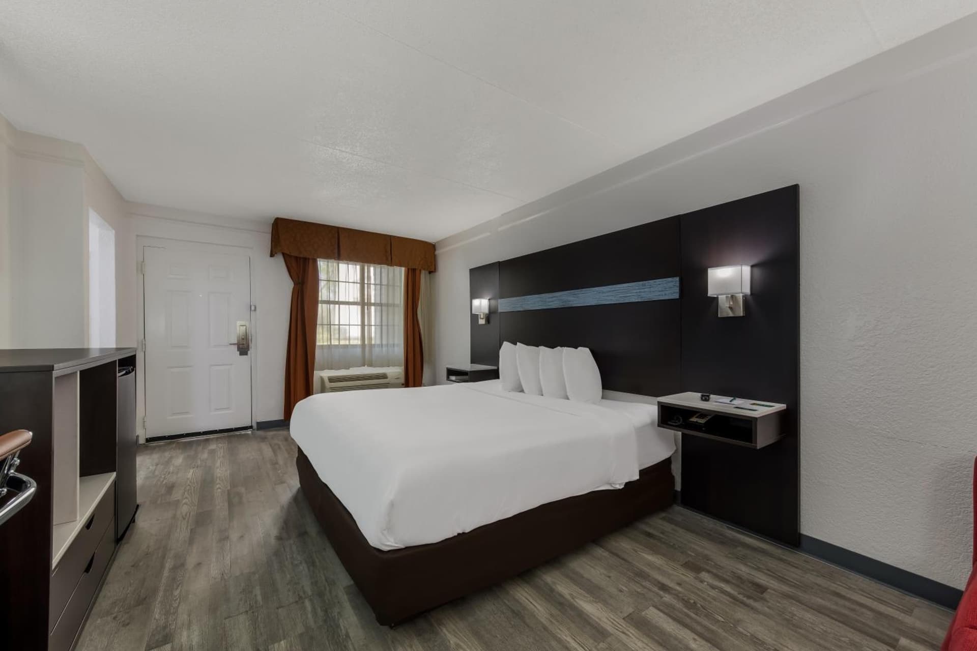 Quality Inn & Suites Airport interior in Charlotte, NC — gallery photo 2