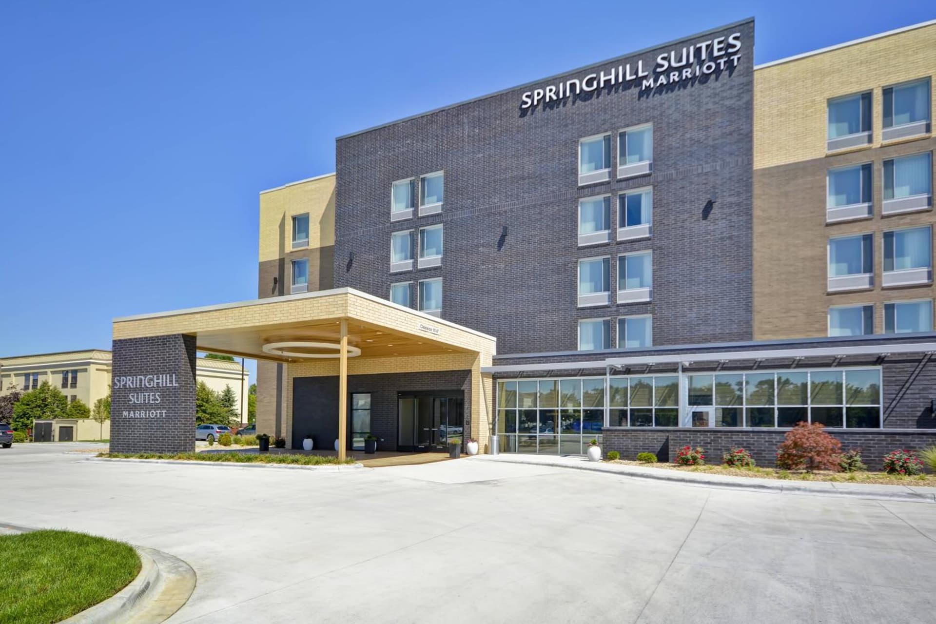 SpringHill Suites by Marriott Cincinnati Blue Ash interior in Blue Ash, OH — gallery photo 2