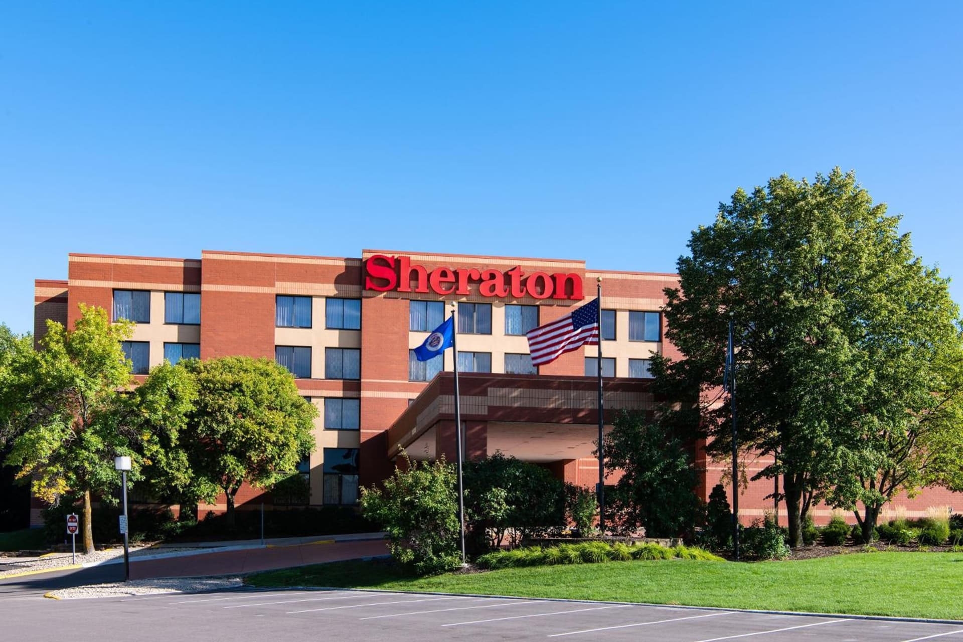 Sheraton Minneapolis West Hotel interior in Minnetonka, MN — gallery photo 2