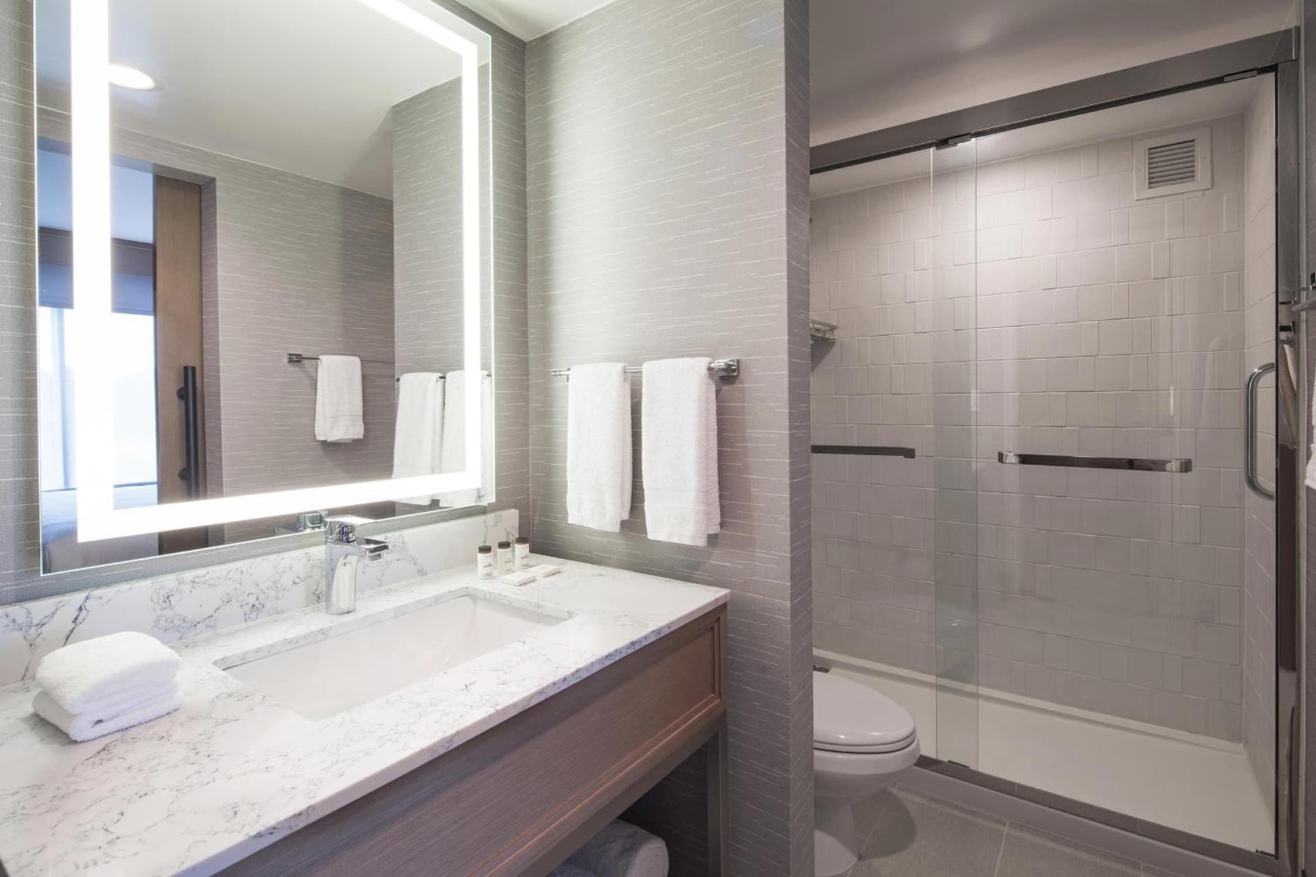 Sheraton Suites Columbus Worthington gallery photo in Columbus, OH — image 9