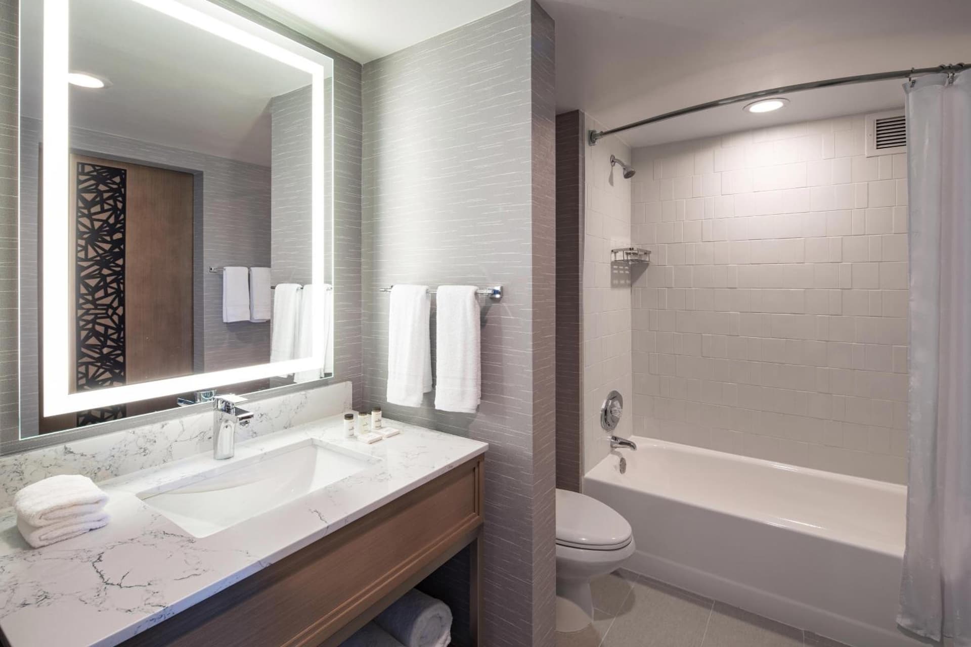 Sheraton Suites Columbus Worthington gallery photo in Columbus, OH — image 5