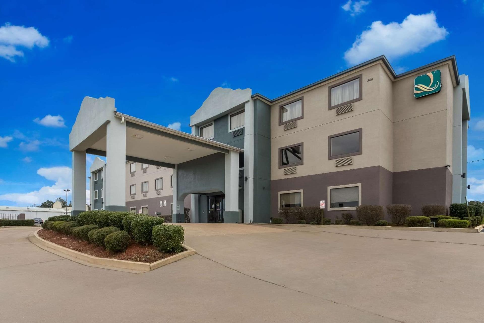 Quality Inn & Suites Pearl-Jackson interior in Pearl, MS — gallery photo 2