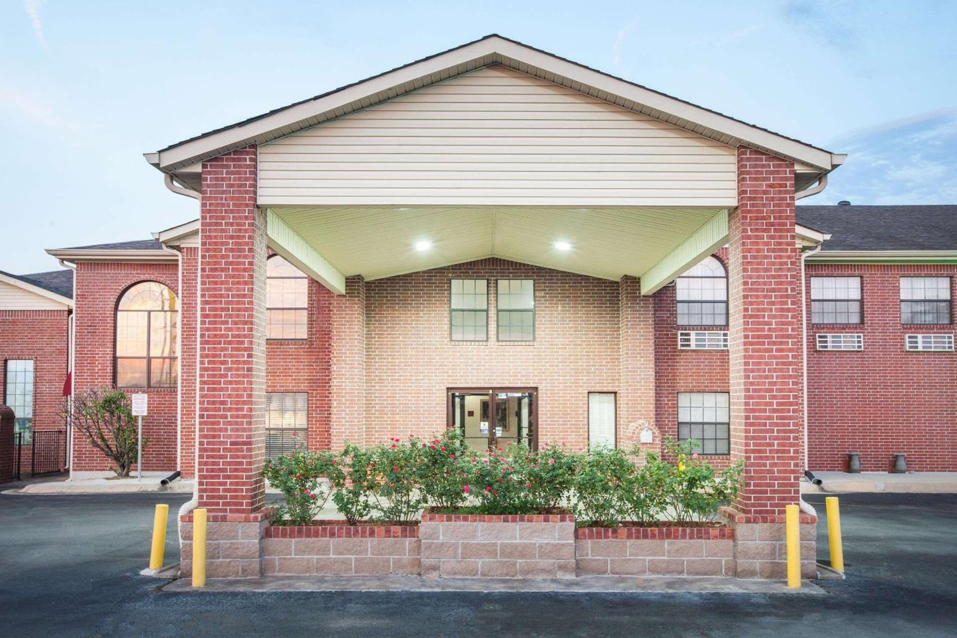 Super 8 by Wyndham White Hall interior in White Hall, AR — gallery photo 2