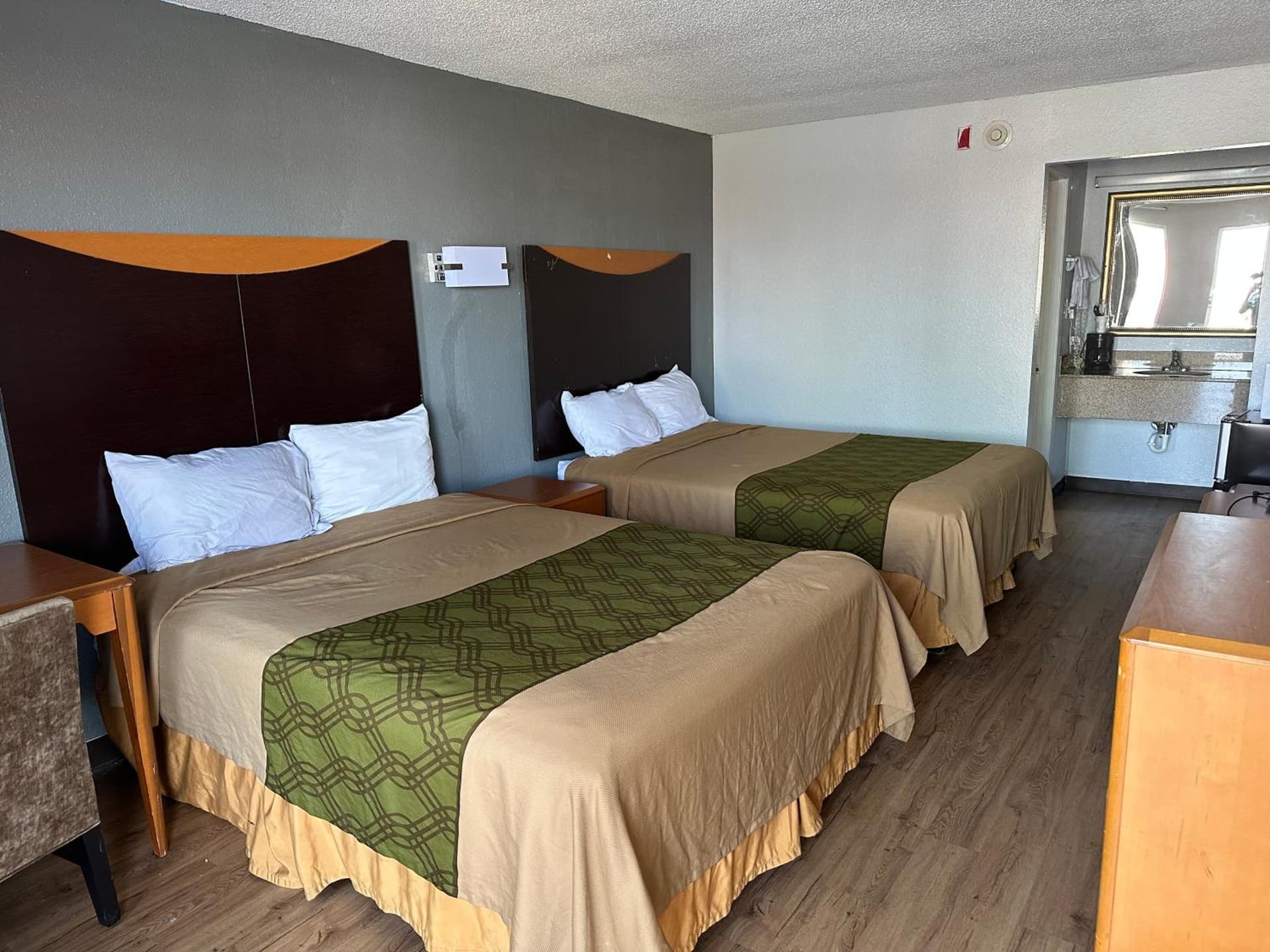 Rodeway Inn Hopkinsville property views in Hopkinsville, KY — gallery photo 3