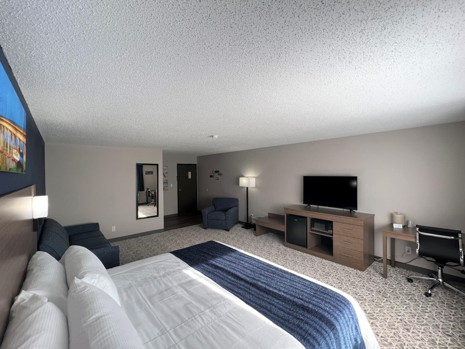 Hilltop Inn & Suites property views in Grove, OK — gallery photo 3