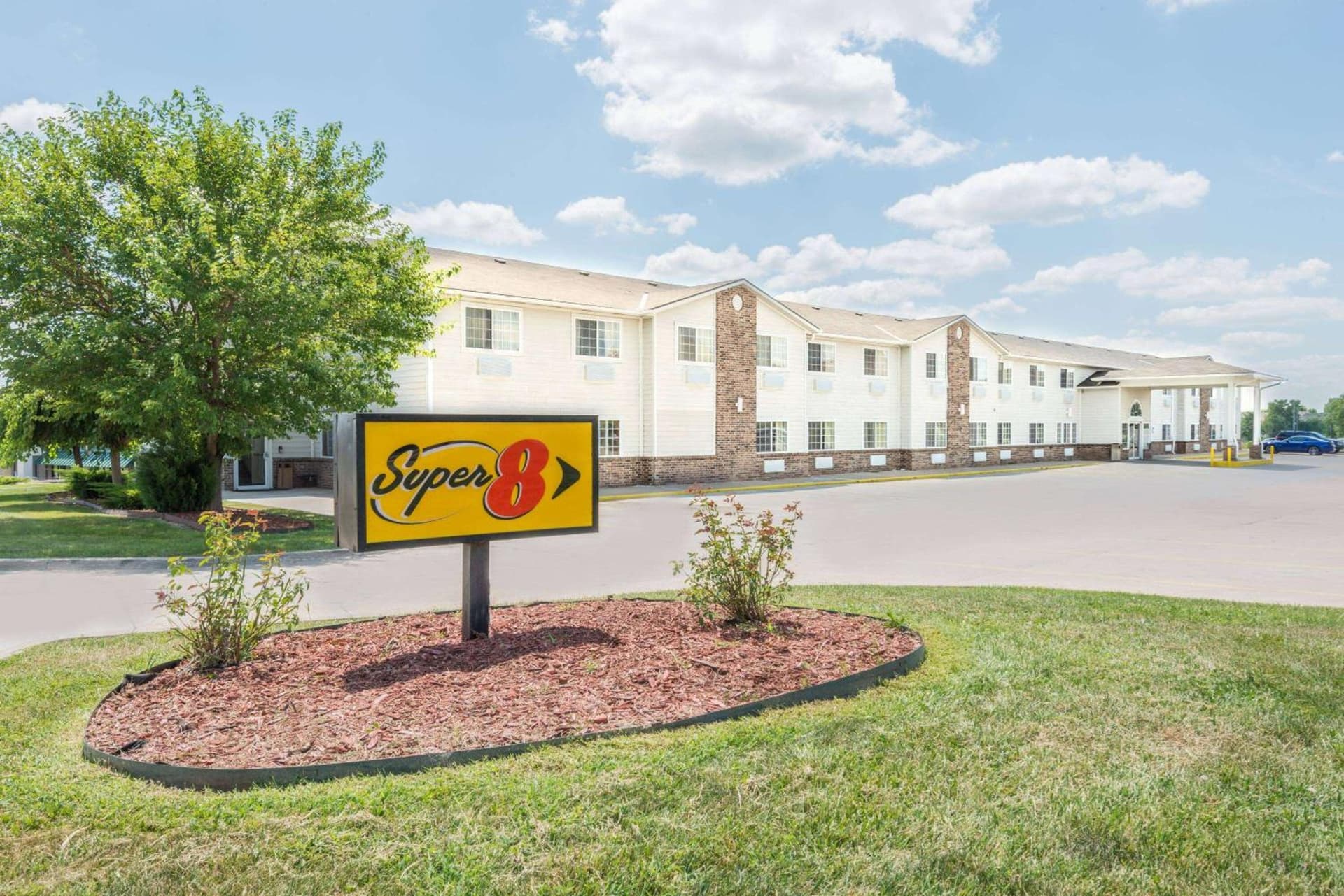 Super 8 by Wyndham Platte City Kansas City Area interior in Platte City, MO — gallery photo 2