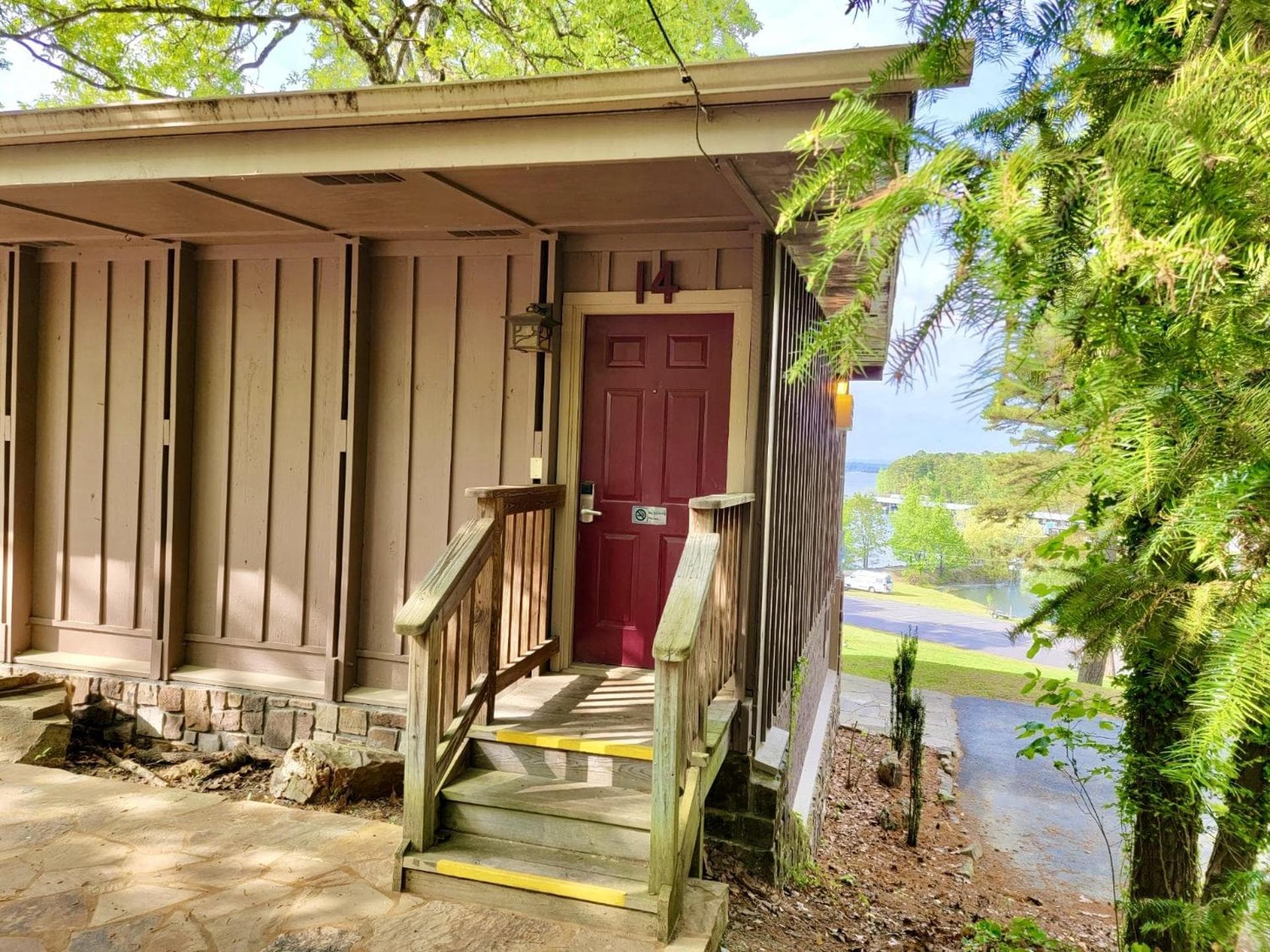 Mountain Harbor Queen Guest Room on Lake Ouachita featured exterior or lobby in Mount Ida, AR — similar hotel