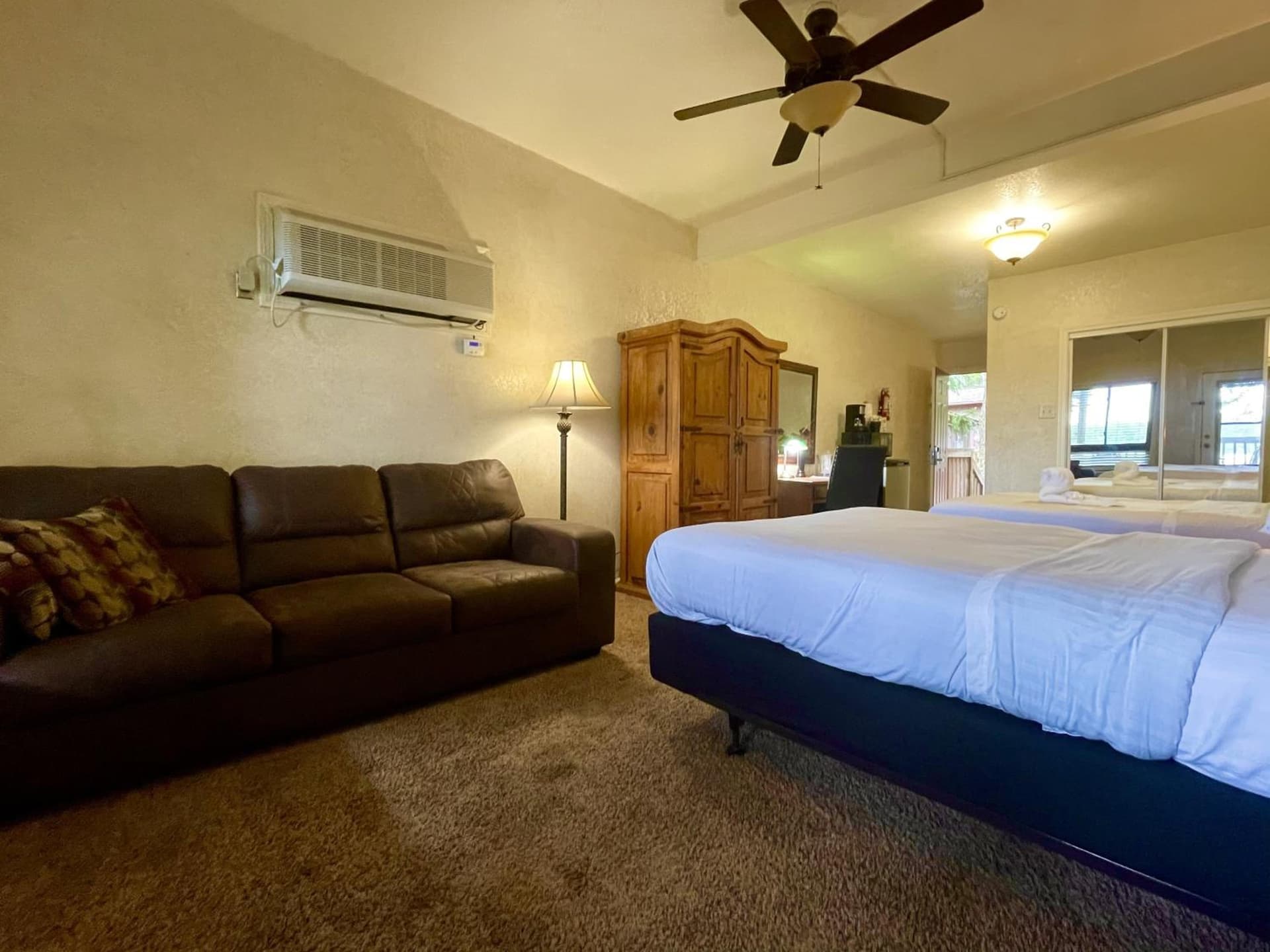 Mountain Harbor Queen Guest Room on Lake Ouachita interior in Mount Ida, AR — gallery photo 2