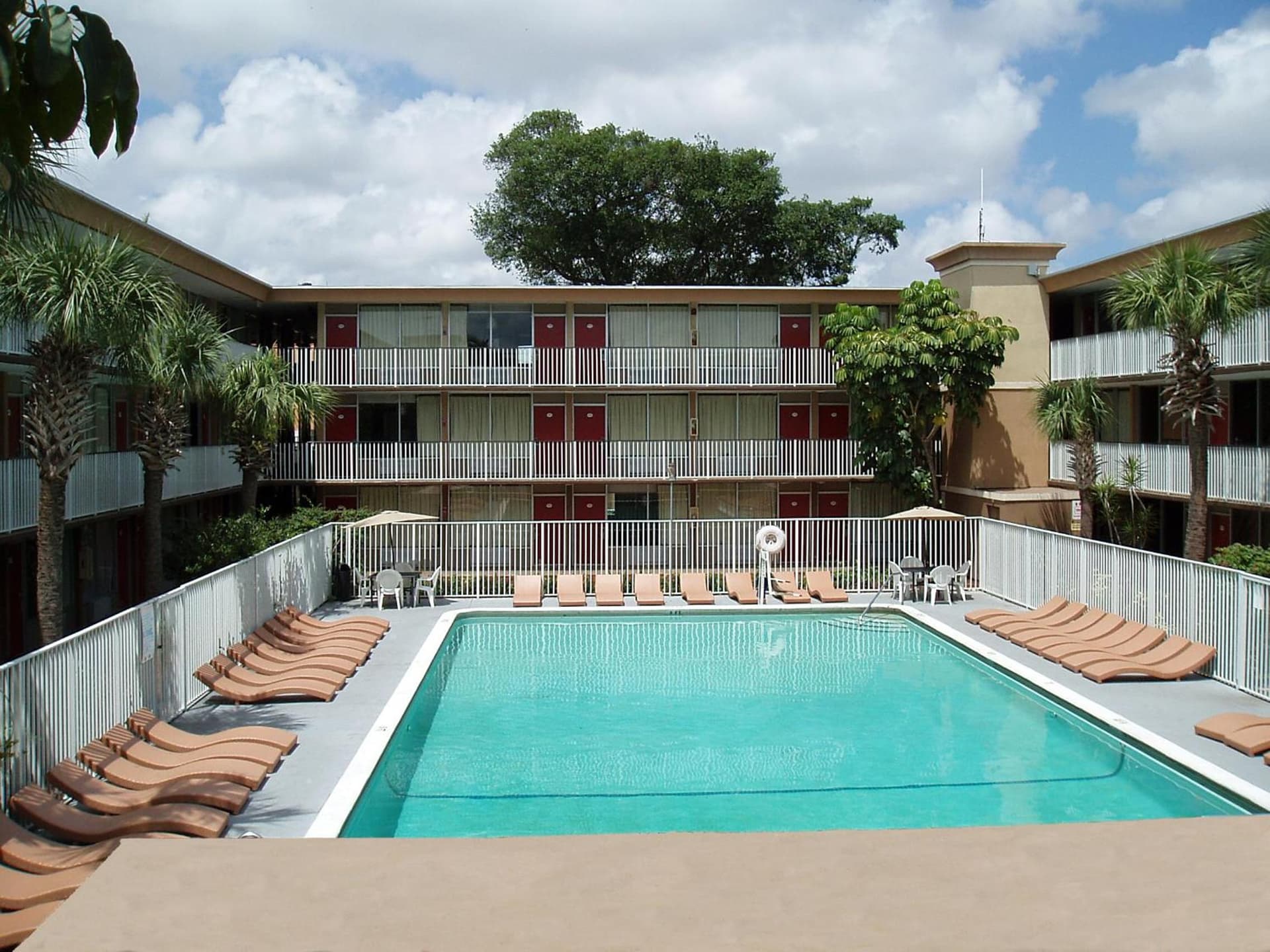 Red Carpet Inn Airport and Cruise Port Hotel Fort Lauderdale property views in Fort Lauderdale, FL — gallery photo 3