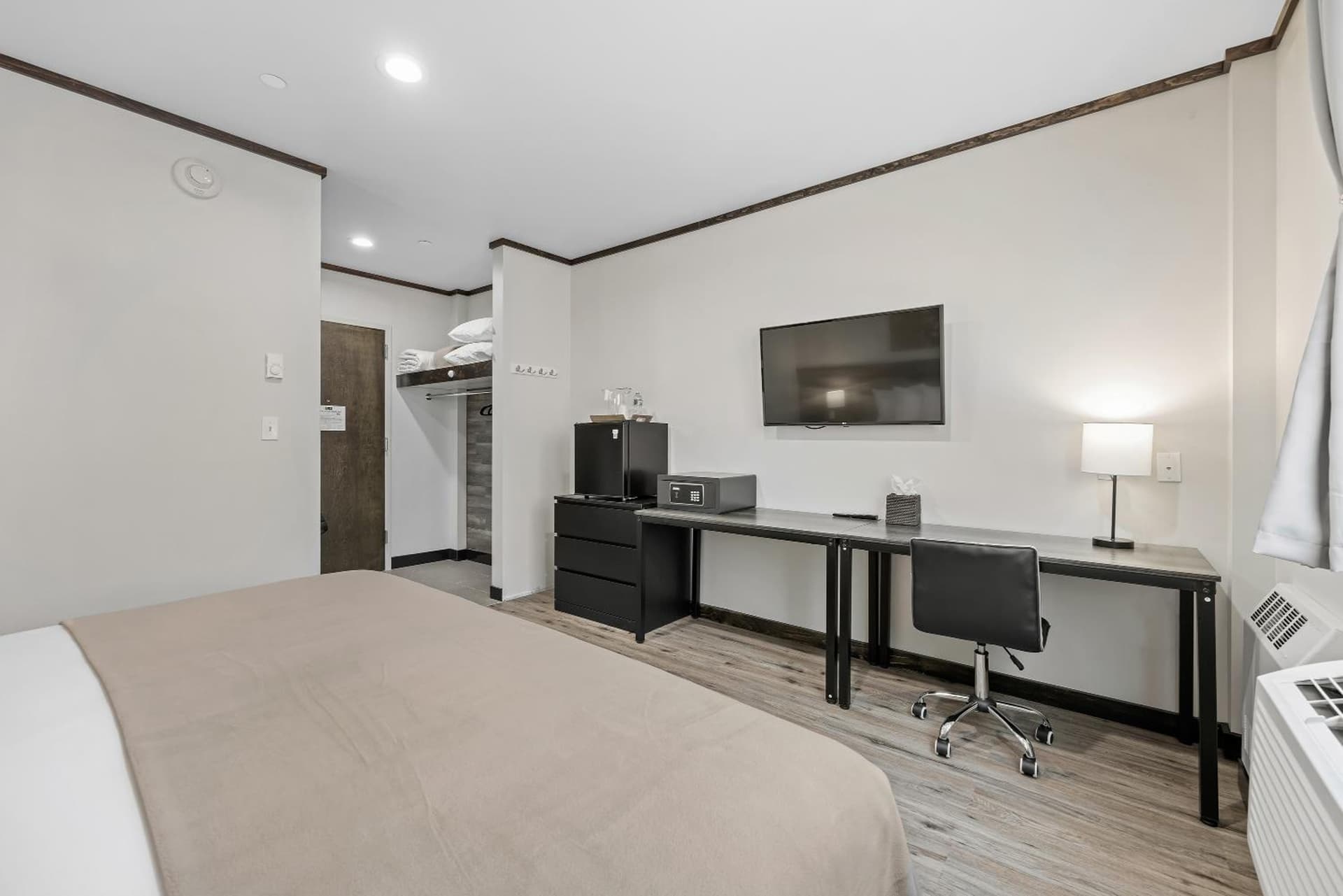 Highbridge Hotel interior in Bronx, NY — gallery photo 2
