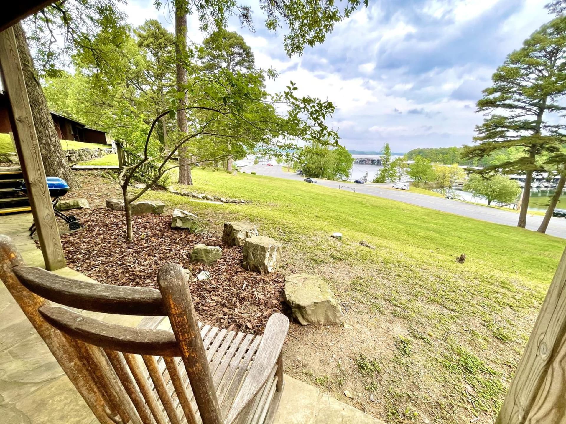 Mountain Harbor Queen Guest Room on Lake Ouachita property views in Mount Ida, AR — gallery photo 3