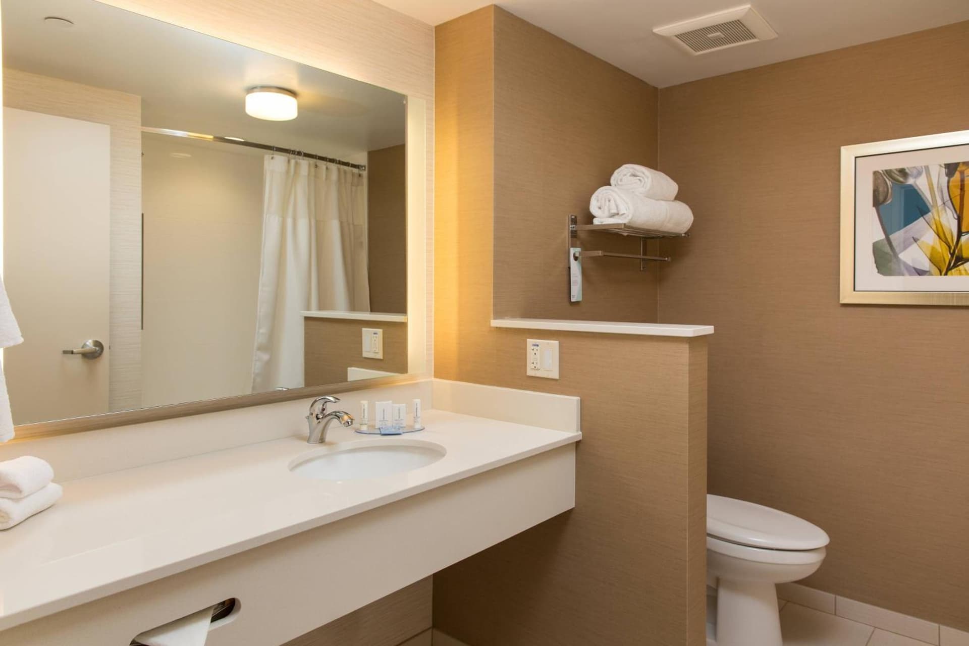 Fairfield Inn & Suites by Marriott Sacramento Folsom interior in Folsom, CA — gallery photo 2