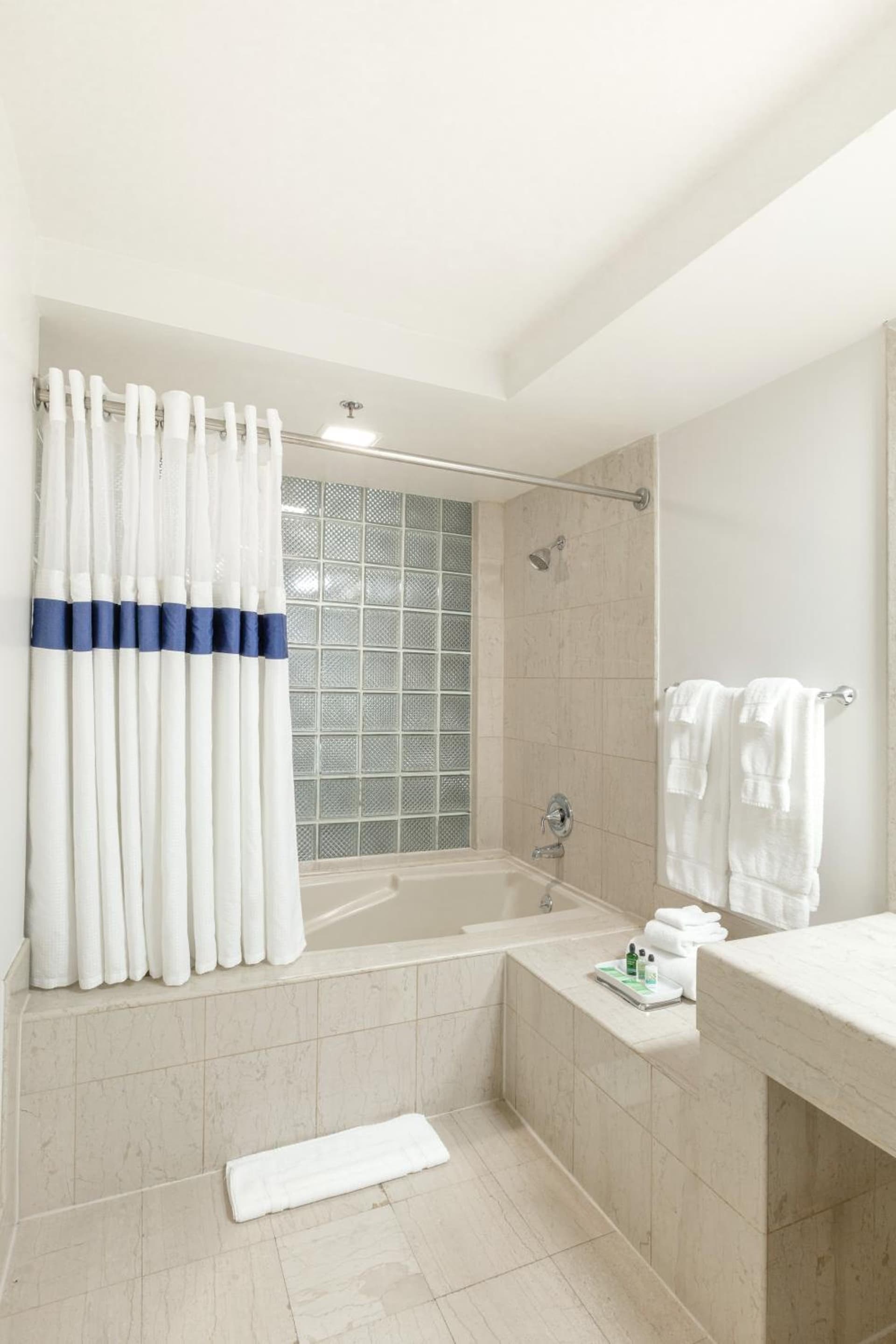 Atheneum Suite Hotel gallery photo in Detroit, MI — image 4