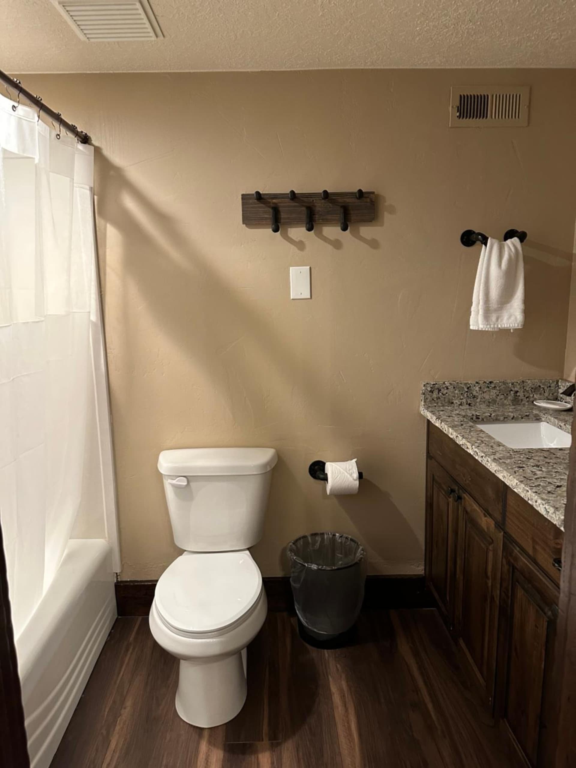 Zion Cliff Lodge interior in Hildale, UT — gallery photo 2