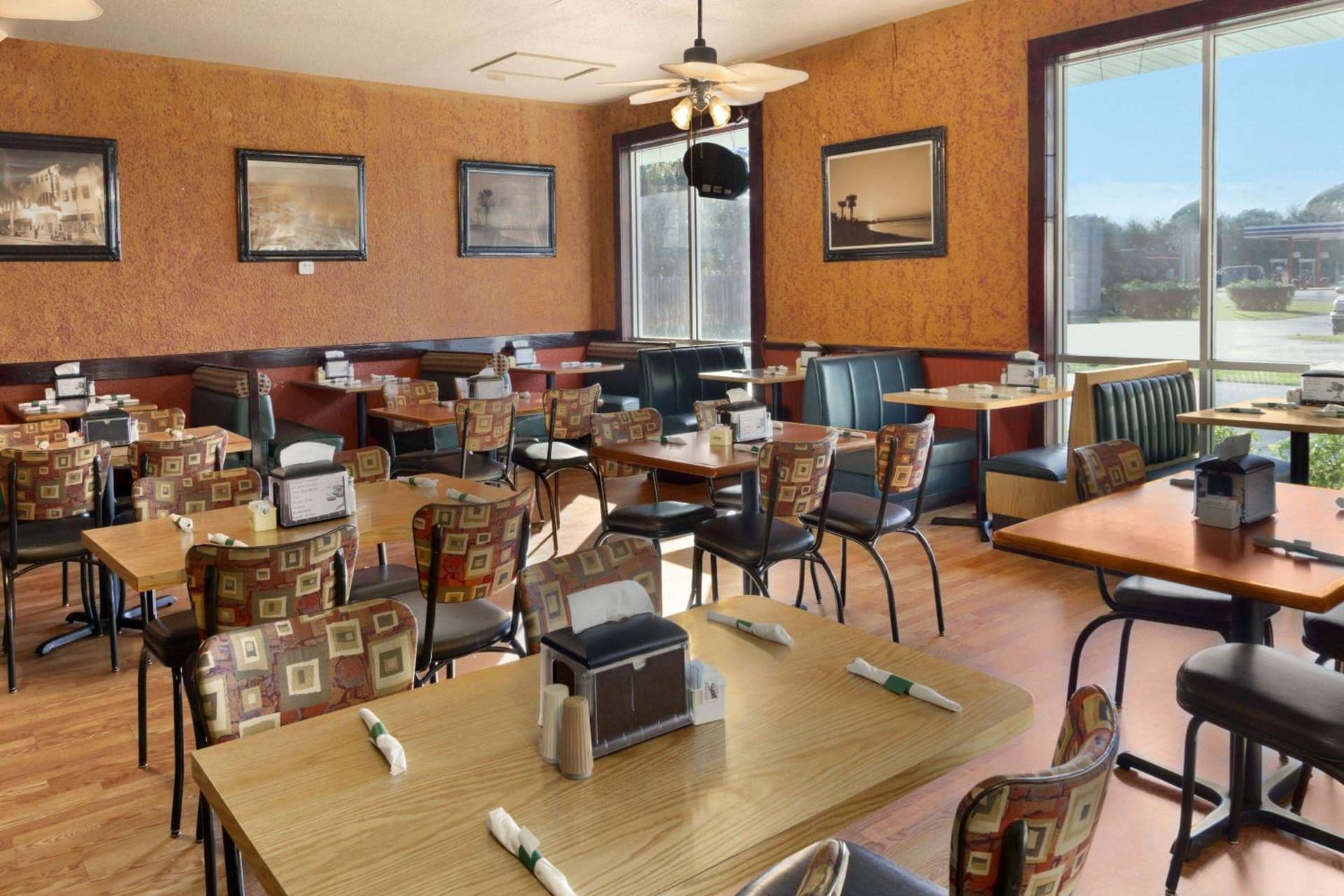 Days Inn & Suites by Wyndham Fort Pierce Midtown gallery photo in Fort Pierce, FL — image 59