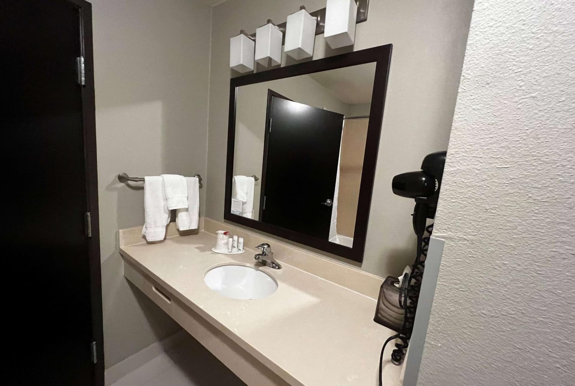 Baymont by Wyndham College Station gallery photo in College Station, TX — image 33