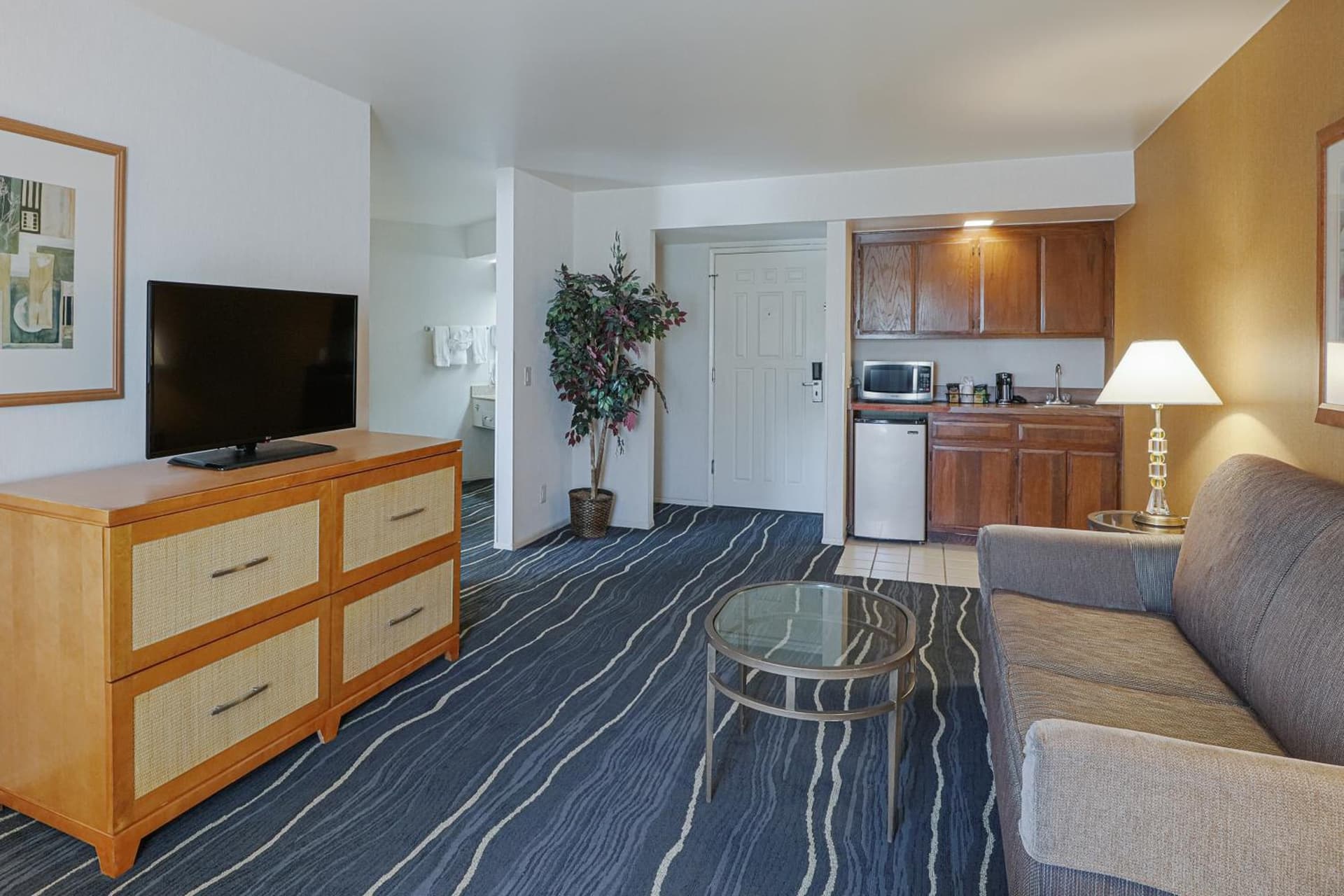 Ramada by Wyndham Costa Mesa/Newport Beach gallery photo in Costa Mesa, CA — image 25