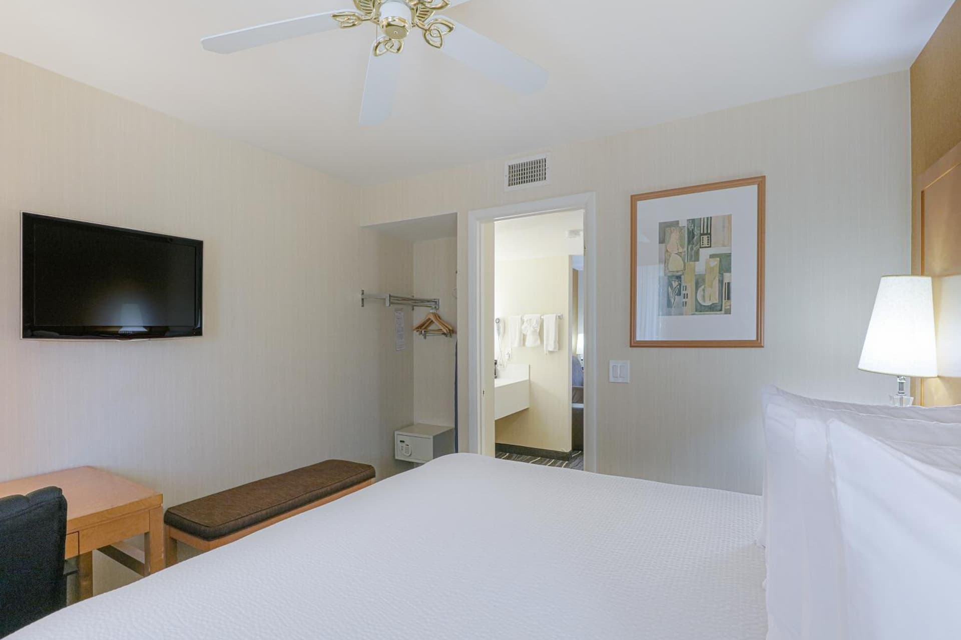 Ramada by Wyndham Costa Mesa/Newport Beach gallery photo in Costa Mesa, CA — image 48