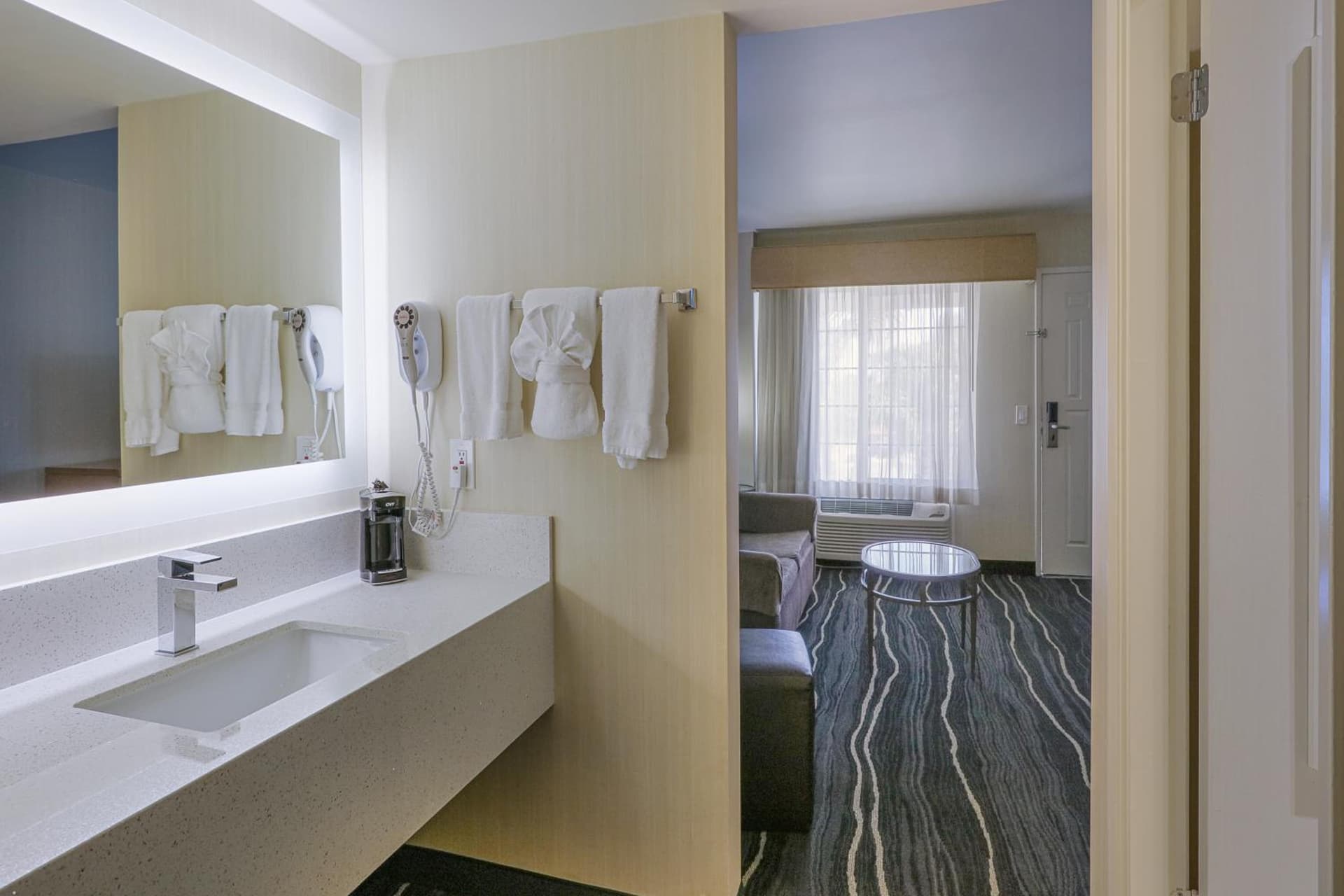 Ramada by Wyndham Costa Mesa/Newport Beach gallery photo in Costa Mesa, CA — image 20